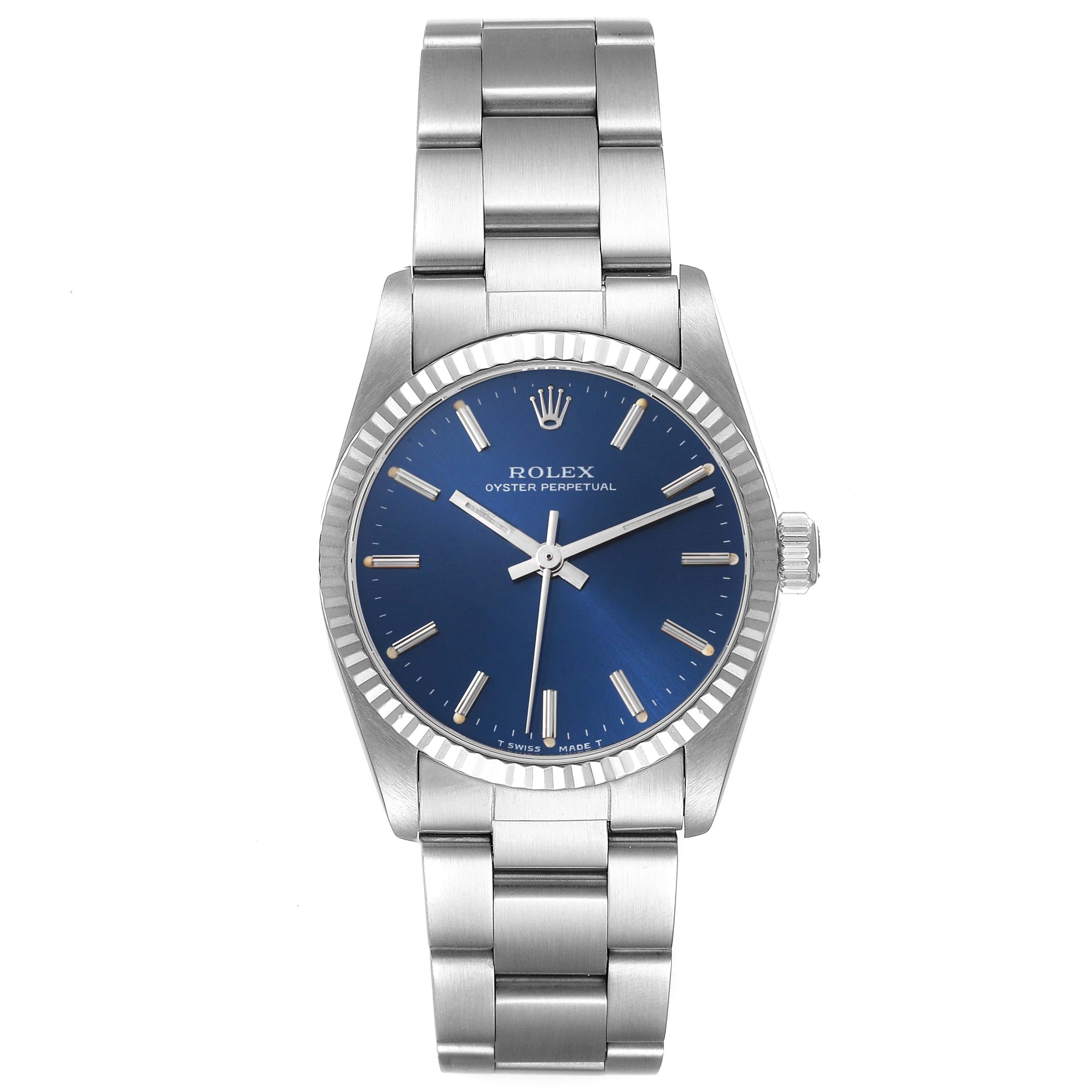 Rolex Oyster Perpetual Midsize Stahl Weiß Gold Blau Zifferblatt Damenuhr 67514. Offiziell zertifiziertes Chronometerwerk mit automatischem Aufzug. Austerngehäuse aus Edelstahl mit einem Durchmesser von 31,0 mm. Rolex Logo auf der Krone. Geriffelte