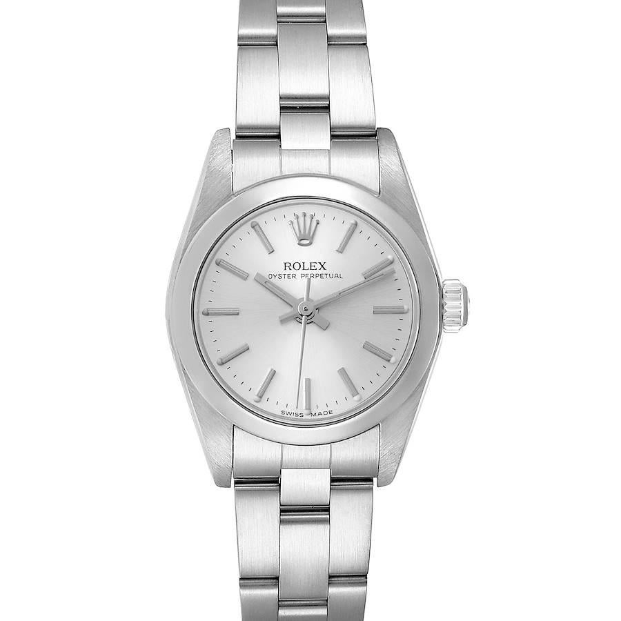 Montre Rolex Oyster Perpetual Nondate à cadran argenté pour femmes 76080. Mouvement à remontage automatique certifié officiellement chronomètre. Boîtier oyster en acier inoxydable de 24 mm de diamètre. Logo Rolex sur une couronne. Lunette bombée