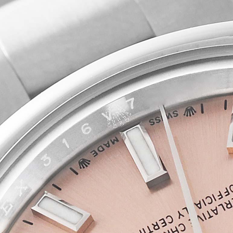 Rolex Oyster Perpetual Rosa Zifferblatt Stahl Damenuhr 276200. Offiziell zertifiziertes Chronometerwerk mit automatischem Aufzug. Austerngehäuse aus Edelstahl mit einem Durchmesser von 28 mm. Rolex Logo auf einer Krone. Glatte, gewölbte Lünette aus