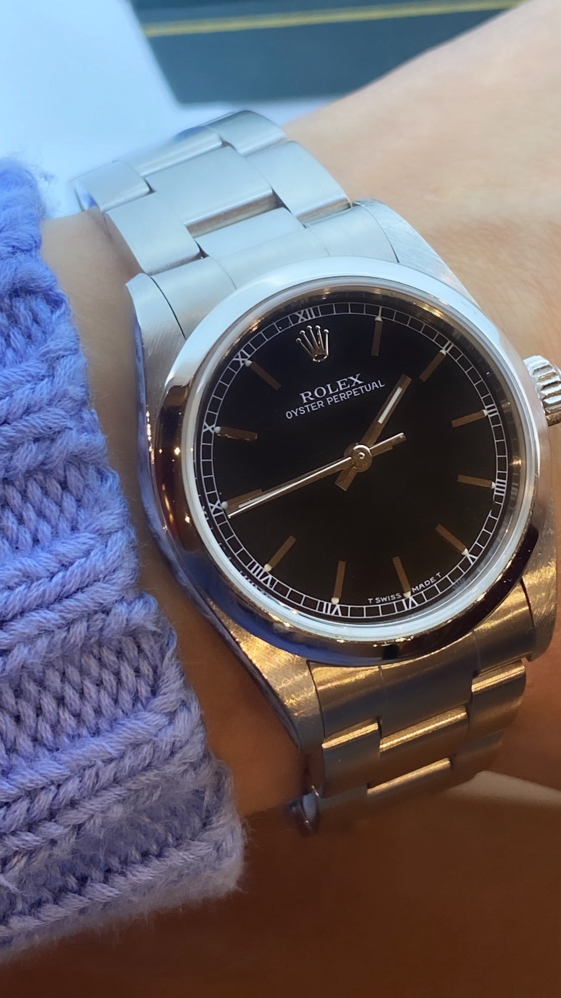 Dal design senza tempo, questo sofisticato Rolex ref 77080 
è in ottime condizioni, 
risalente al 1999.

Il segnatempo presenta un quadrante nero eternamente popolare e semplicemente elegante, 
che è in condizioni immacolate,
impreziosito da