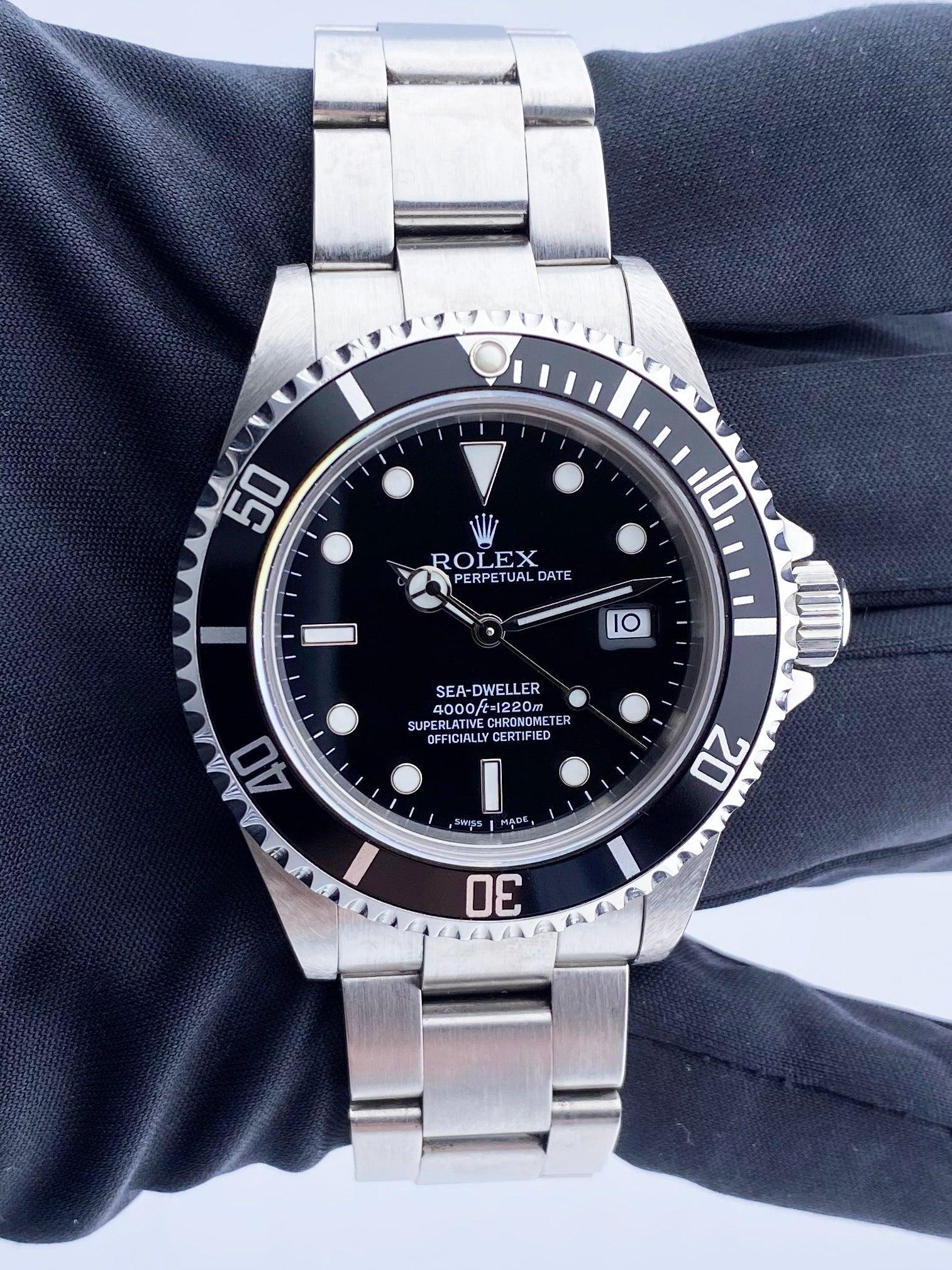 
Rolex Oyster Perpetual Sea-Dweller 16600 Mens Watch. 40mm stainless steel case. Unidirectional rotating stainless steel bezel with black bezel insert. Black dial with luminous hands and index hour marker. Minute maker on the outer dial. Date