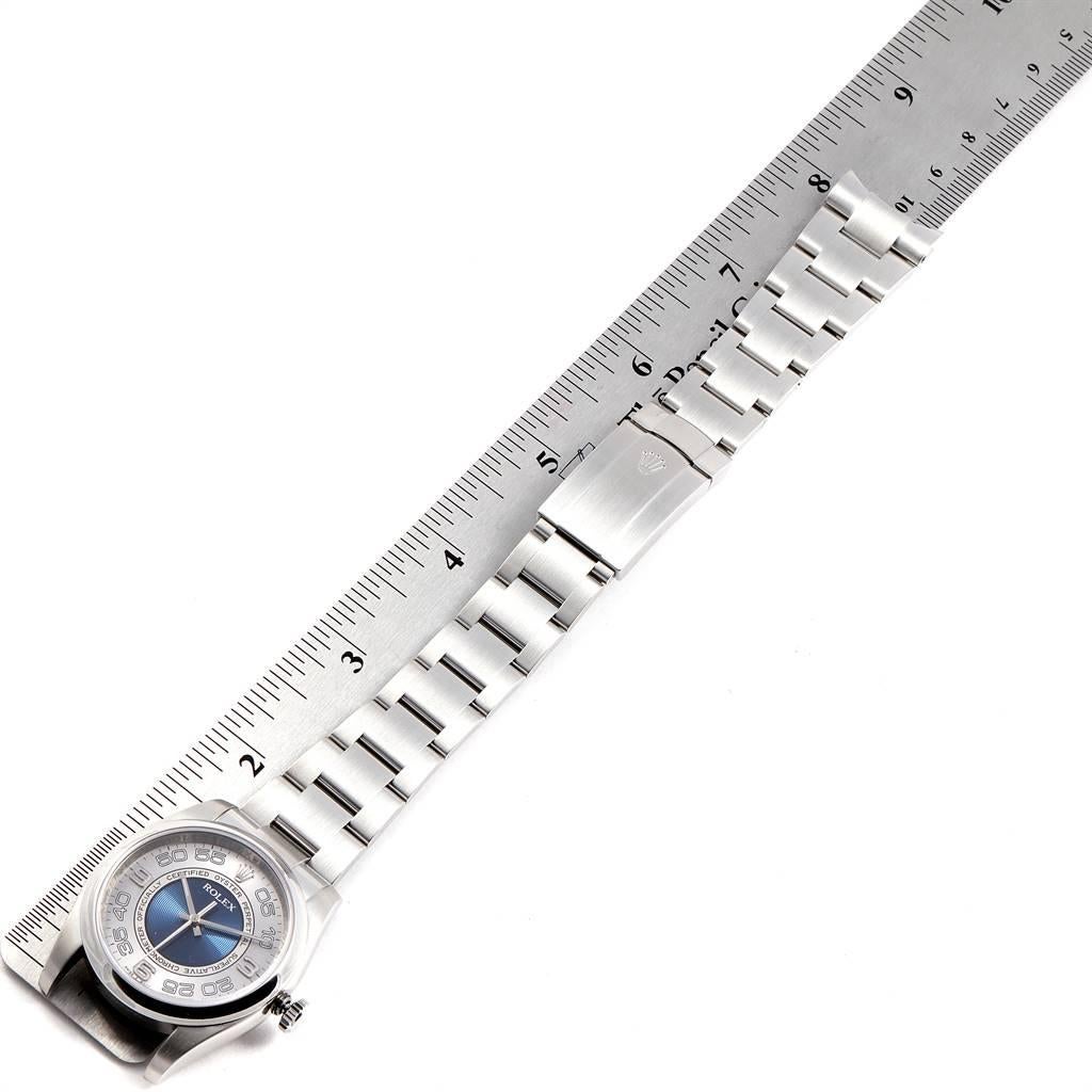 Rolex Oyster Perpetual Montre unisexe à cadran concentrique bleu et argenté 116000 en vente 3