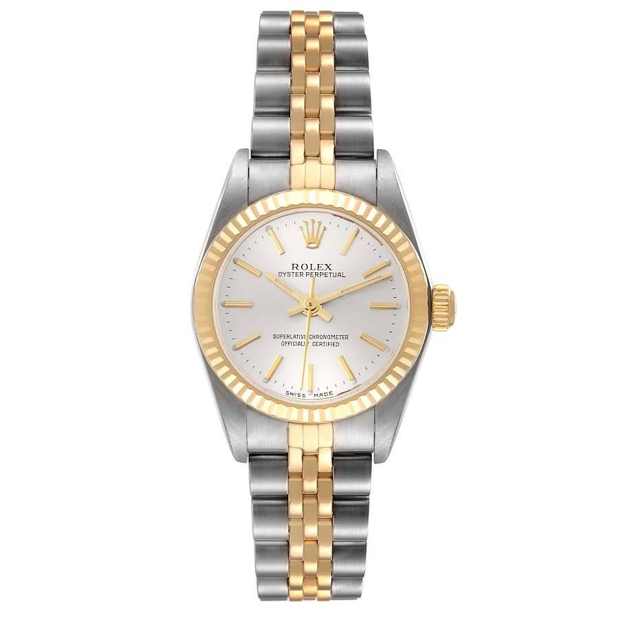 Rolex Oyster Perpetual Silber Zifferblatt Stahl Gelbgold Uhr 76193. Offiziell zertifiziertes Chronometerwerk mit automatischem Aufzug. Austerngehäuse aus Edelstahl mit einem Durchmesser von 24.0 mm. Rolex Logo auf einer Krone aus 18k Gelbgold. 18k