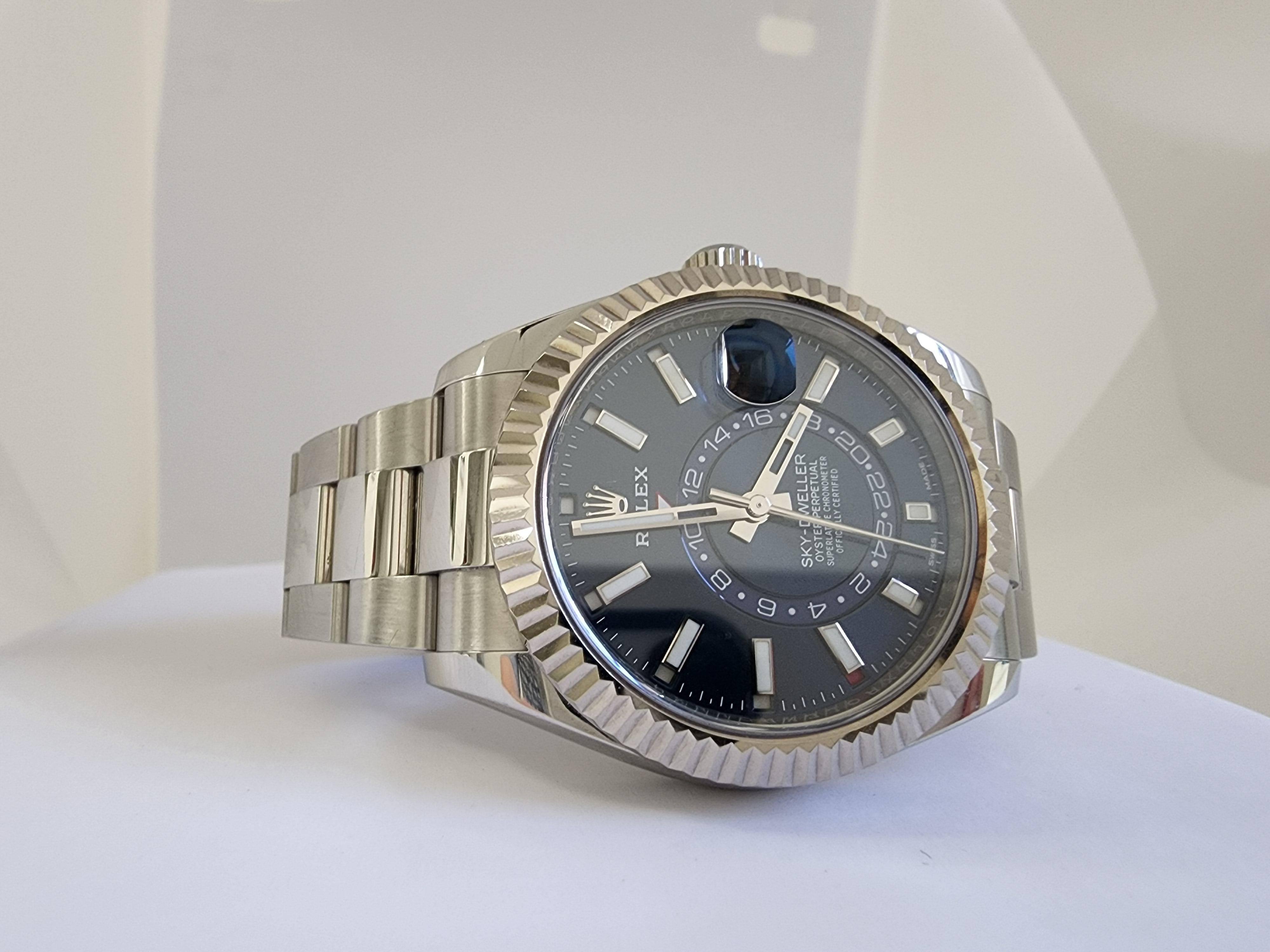 Rolex Oyster Perpetual Sky-Dweller Austernsteel Band Blaues Zifferblatt im Zustand „Hervorragend“ im Angebot in Great Neck, NY