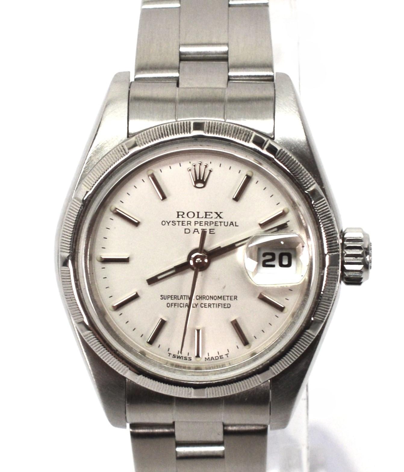 La montre Rolex Oyster Perpetual Date est un exemple classique de l'élégance intemporelle et de la durabilité de Rolex.  Avec son boîtier polyvalent en acier inoxydable satiné, ce modèle classique étanche pour femmes 78240 mesure 31 mm de bout à