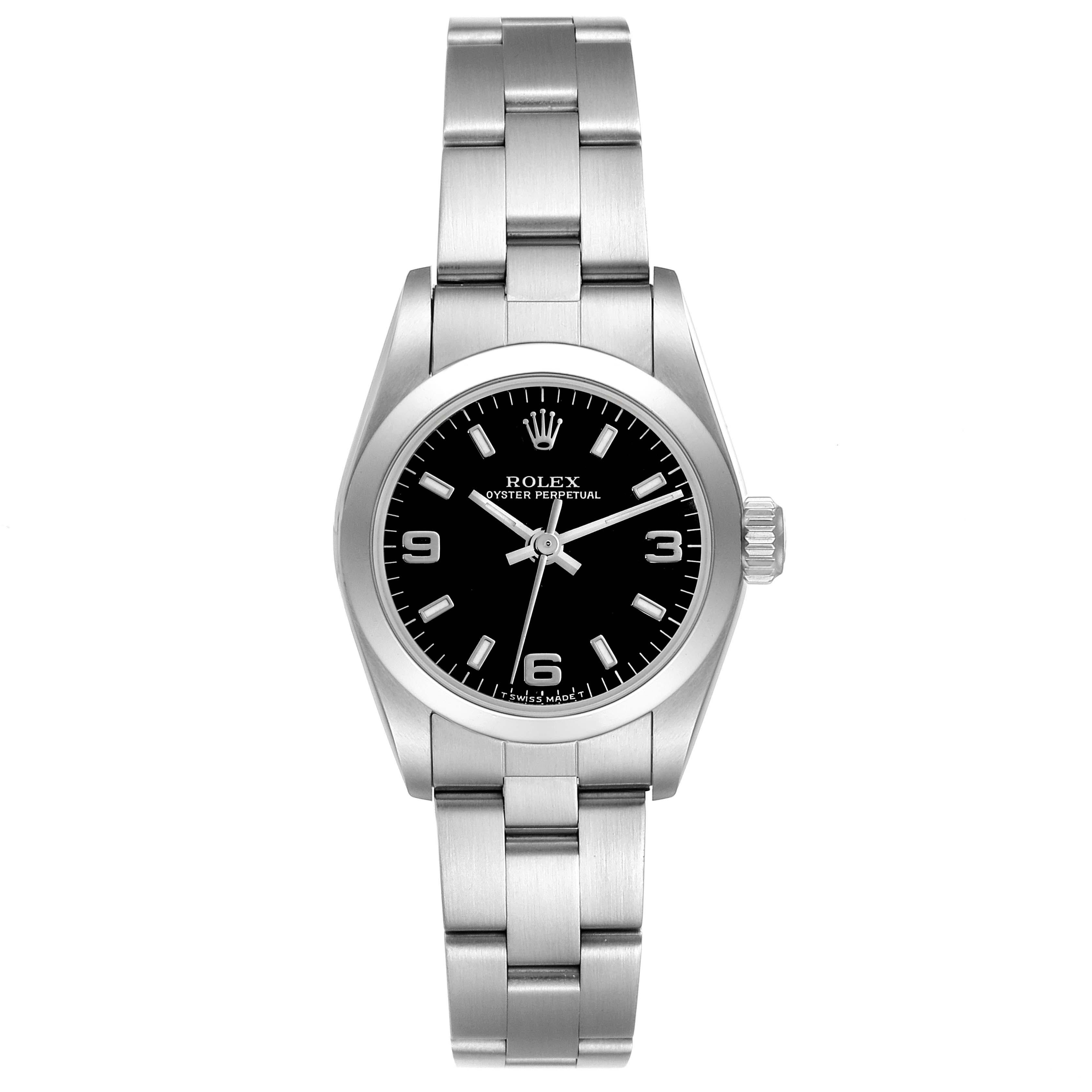 Rolex Oyster Perpetual Steel Black Dial Ladies Watch 67180. Mouvement automatique à remontage automatique, officiellement certifié chronomètre. Boîtier oyster en acier inoxydable de 24.0 mm de diamètre. Logo Rolex sur une couronne. Lunette bombée
