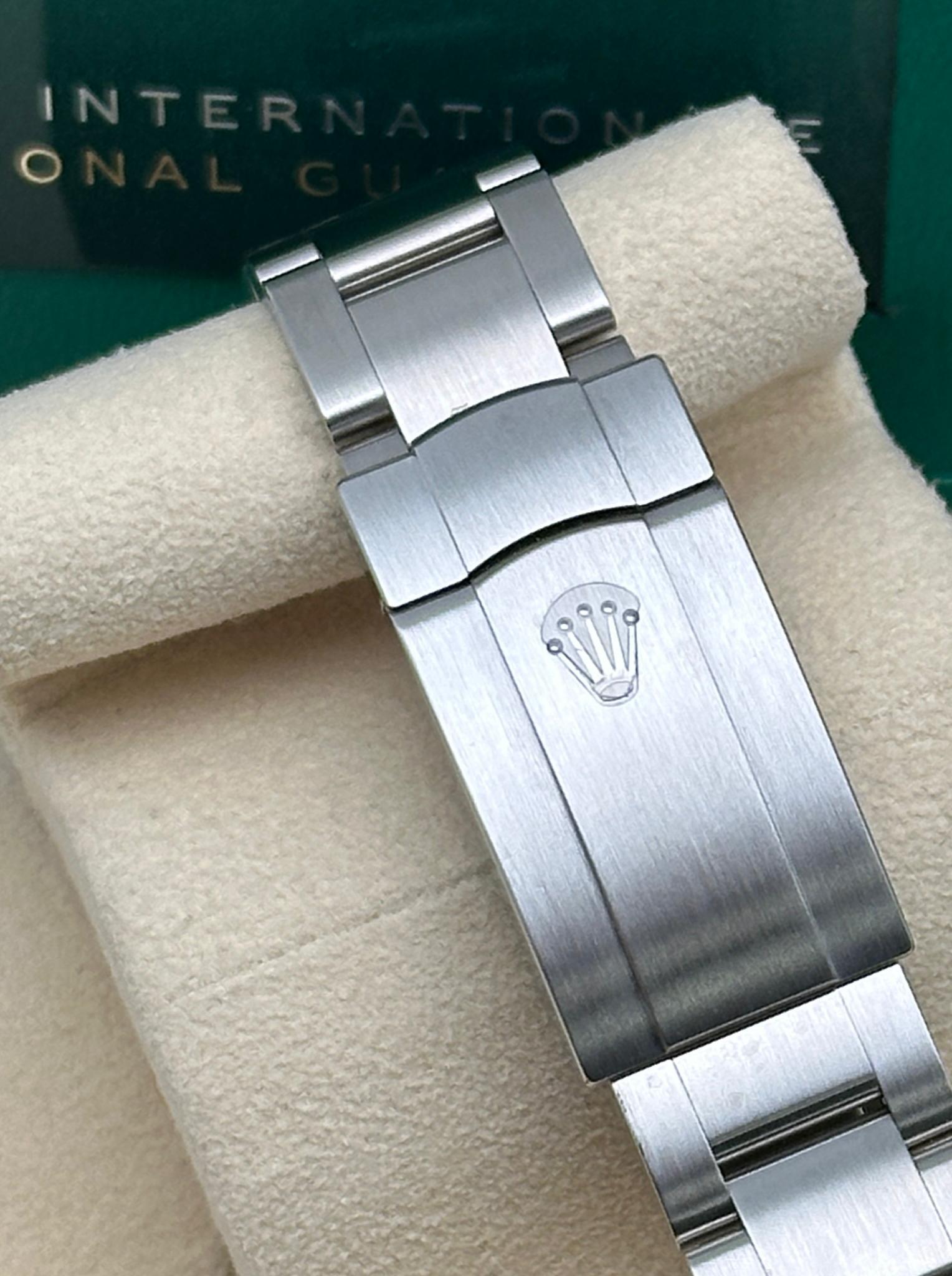 Rolex Oyster Perpetual Steel Coral Red Dial Automatic Montre pour hommes 124300 non portée en vente 8