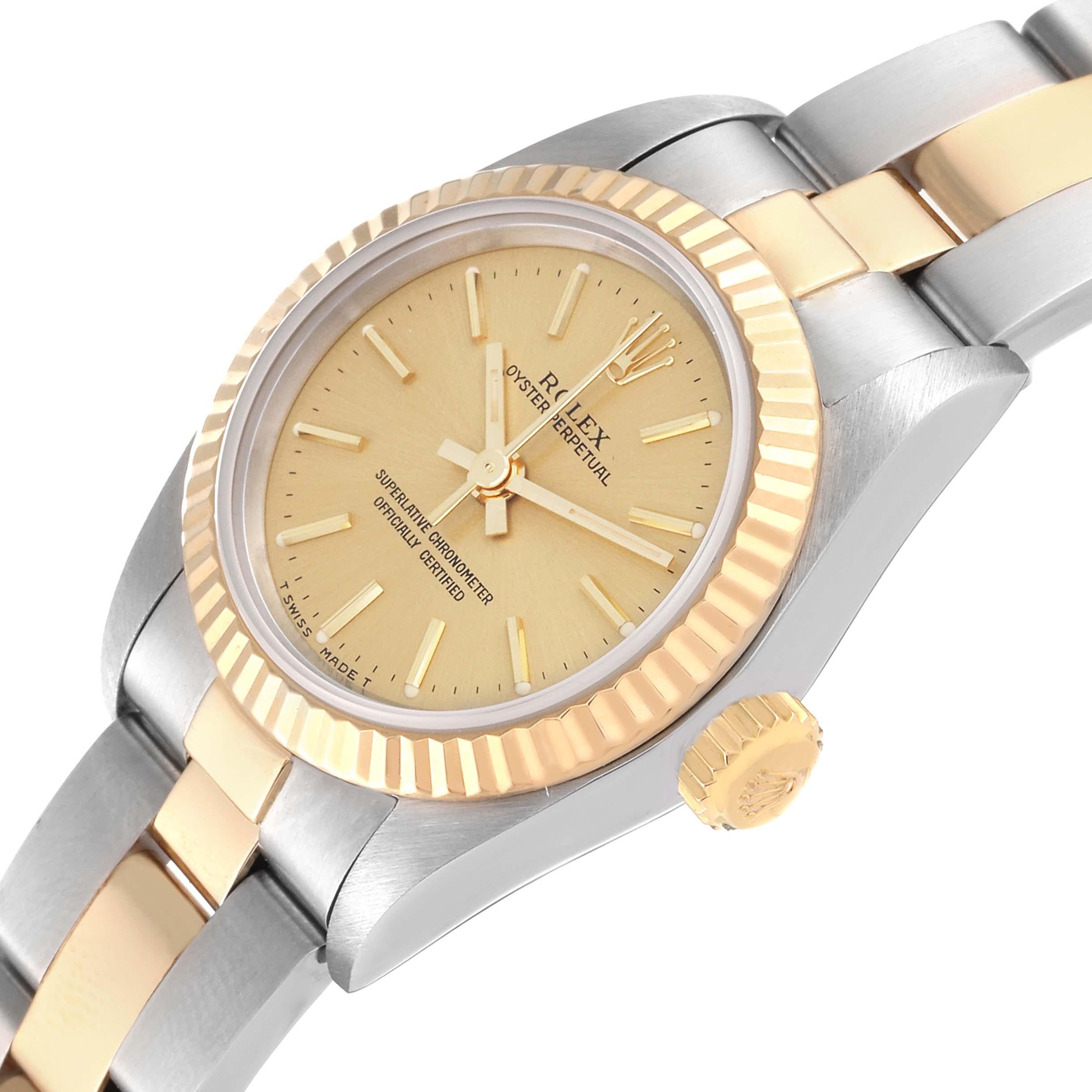 Rolex Oyster Perpetual Steel Yellow Gold Ladies Watch 67193. Mouvement automatique à remontage automatique, officiellement certifié chronomètre. Boîtier oyster en acier inoxydable de 24.0 mm de diamètre. Logo Rolex sur une couronne en or jaune 18k.