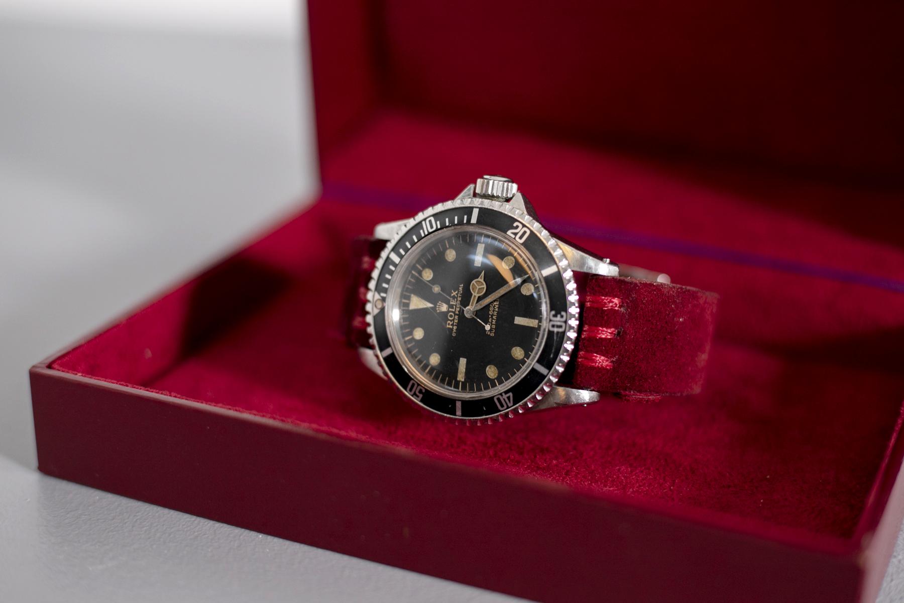 Rare and wonderful self-winding Rolex Oyster Perpetual Submariner from 1963.
This gorgeous wristwatch is truly enchanting, it has the dial, black and with underline gold graphics, the case and movement signed Rolex, the black graduated and rotating