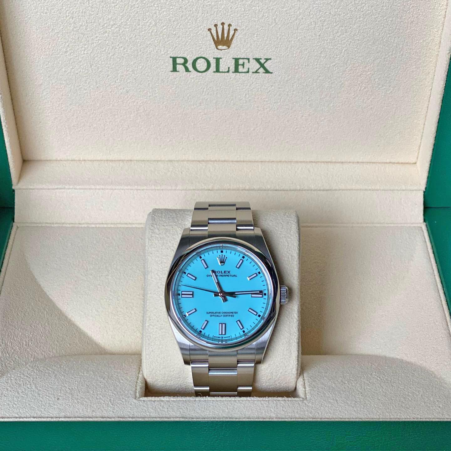 Aktenzeichen 126000

Die Uhr ist ungetragen und wird mit komplettem Originalzubehör geliefert.
Die Uhr wurde bei AD vermessen, zusätzliche Glieder sind enthalten.
Die Uhr wird mit einer vollständig übertragbaren internationalen Rolex-Garantie