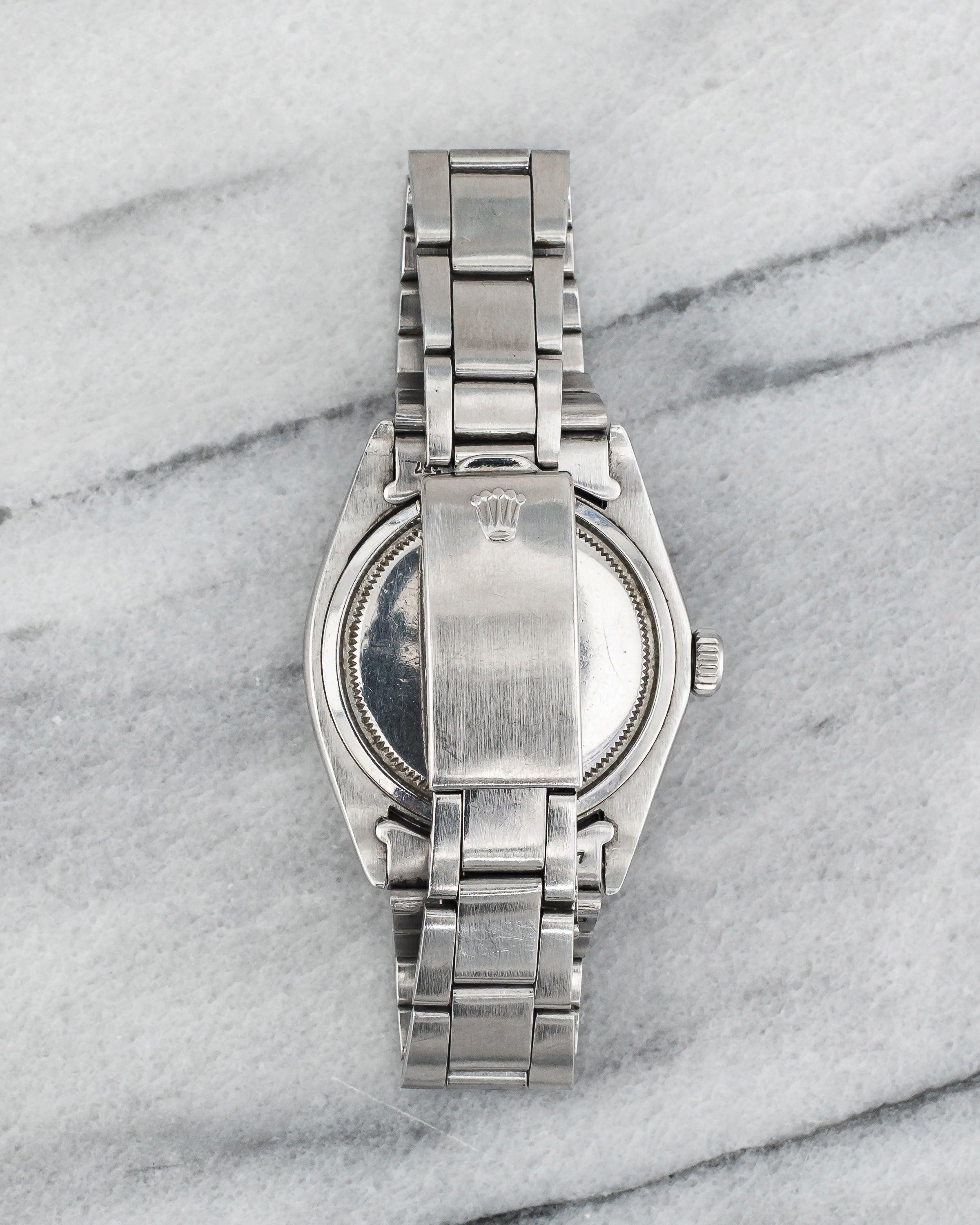 Aquí tienes un Rolex Oyster Precision referencia 6426 de cuerda manual con esfera plateada texturizada de los años 70. Las medidas incluyen una caja de 34 mm y una anchura de orejetas de 19 mm. Se adapta a una muñeca de hasta 7 pulgadas. Listo para