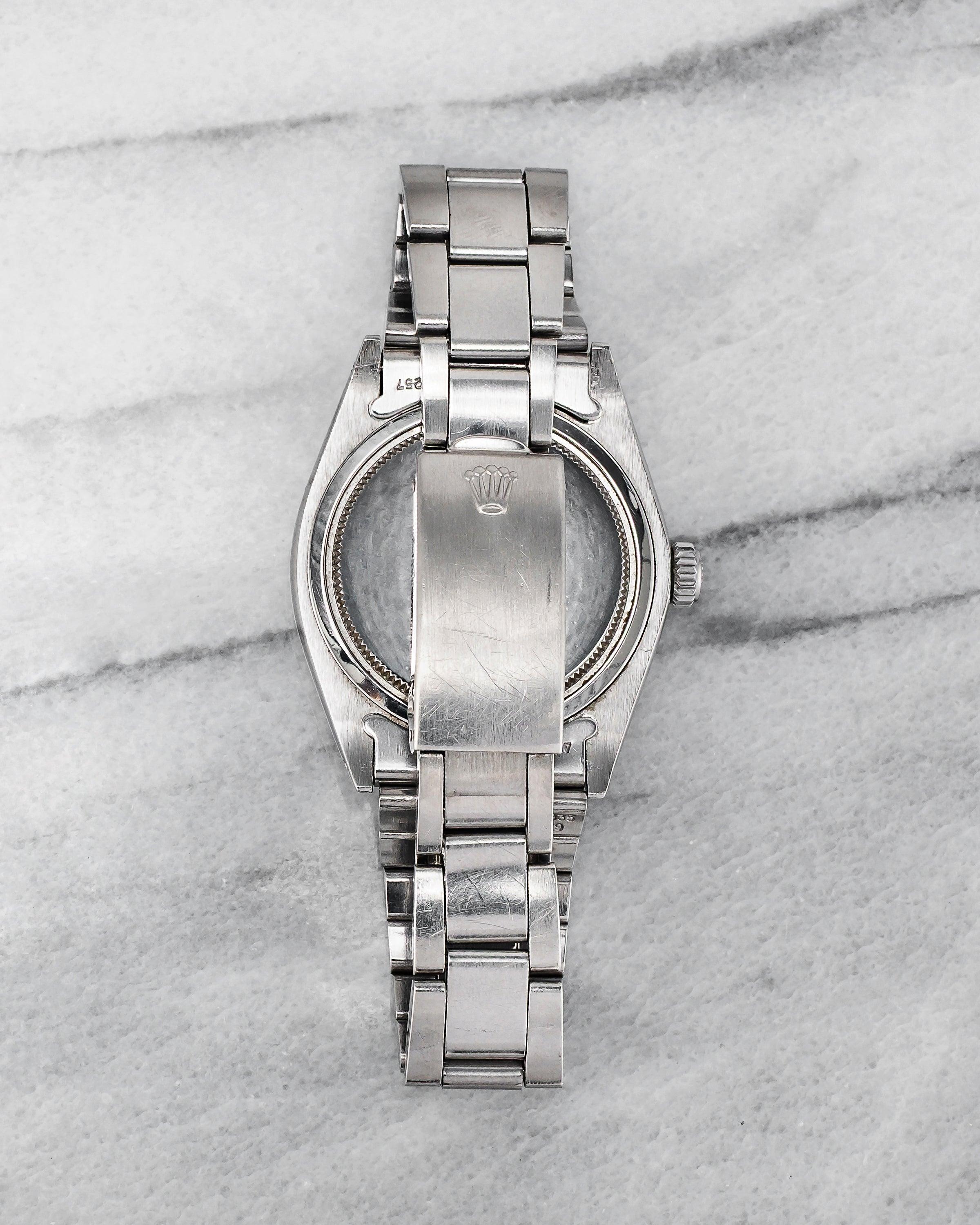 Aquí tienes un Rolex Oyster Precision referencia 6426 de cuerda manual con esfera plateada de los años 70. Las medidas incluyen una caja de 34 mm y una anchura de orejetas de 19 mm. Se adapta a una muñeca de hasta 7 pulgadas. Listo para llevar.