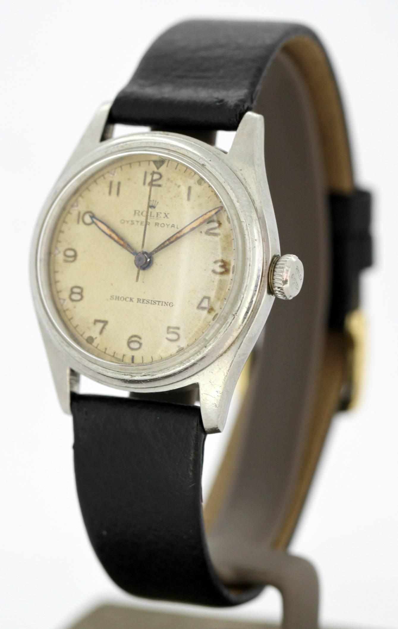 Vintage mens Rolex Oyster Royal manual winding wristwatch, Circa 1940's

Gender:	Mens Vintage
Model : Oyster Royal
Case Diameter : 32 mm
Movement: Manual Winding
Watchband Material: Leather
Case material : Stainless Steel
Display