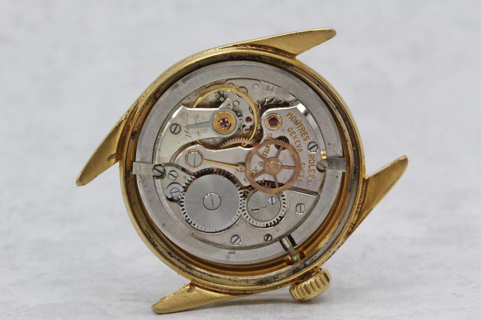 Se trata de un reloj de pulsera Rolex Oyster Royal Precision de época, de la década de 1950. Presenta una clásica caja de acero inoxidable chapado en oro de 34 mm con asas afiladas y un suave bisel pulido. La esfera es de un refinado tono plateado