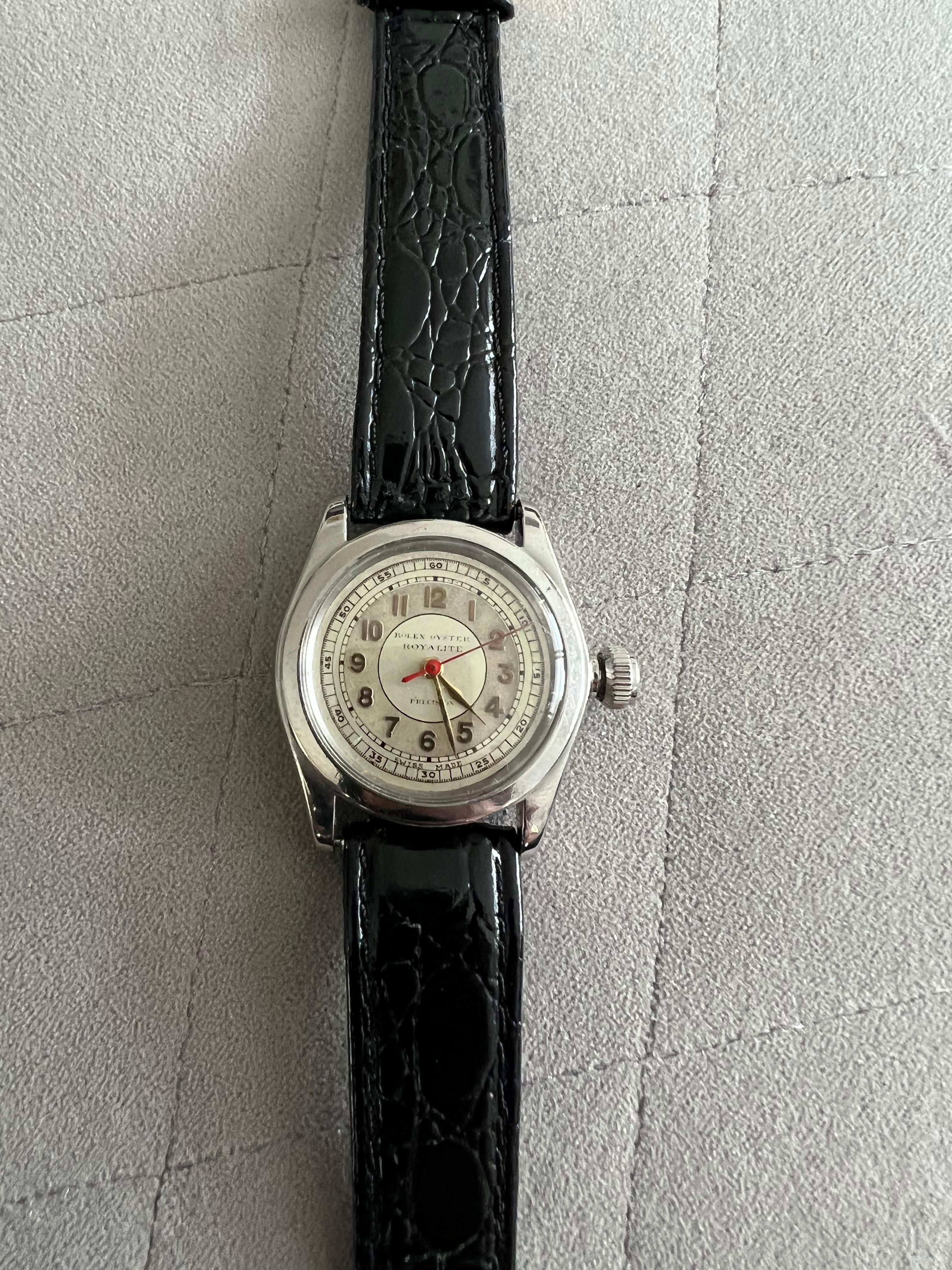A rare and exiting Rolex oyster Royalite ww2 area in mint condition!!!
Stunning. A piece of history on your wrist, this is what wearing a wrist watch like this should be. 
Issued during WW2 to Canadian airmen. 
Oversized military crown. 
CIRCA:
