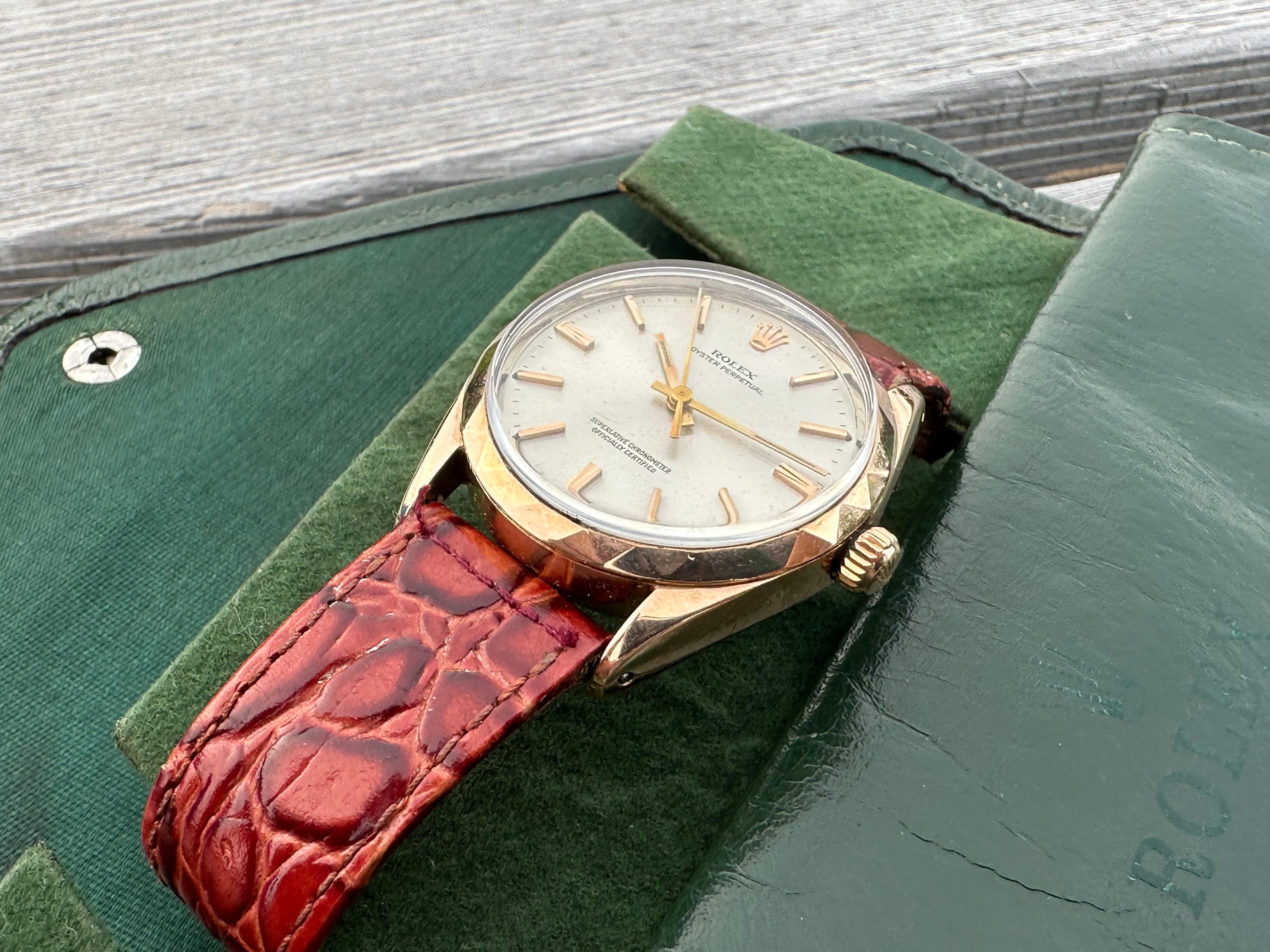 Brand : Rolex

Model: Oyster Perpetual

Reference Number : 1025

Features : Screw down Crown - Date Indicator - Rare Triangle Bezel

Country Of Manufacture: Switzerland

Movement: Automatic

Case Material: Stainless Steel

Measurements : 34mm