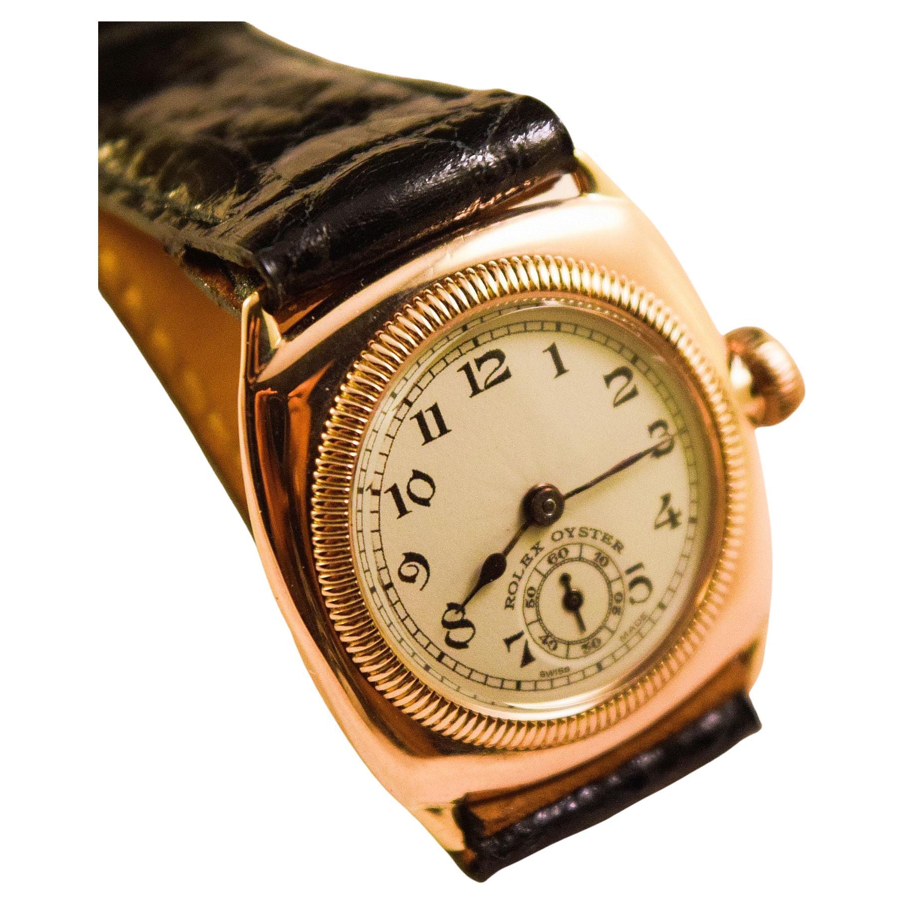 Rolex Oyster en or rose foncé massif, boîtier de forme coussin à l'aube
Cette montre date de la fin des années 20 et du début des années 30.
Le premier boîtier Oyster produit par Rolex et il est
la première montre étanche au monde.
Étonnant boîtier