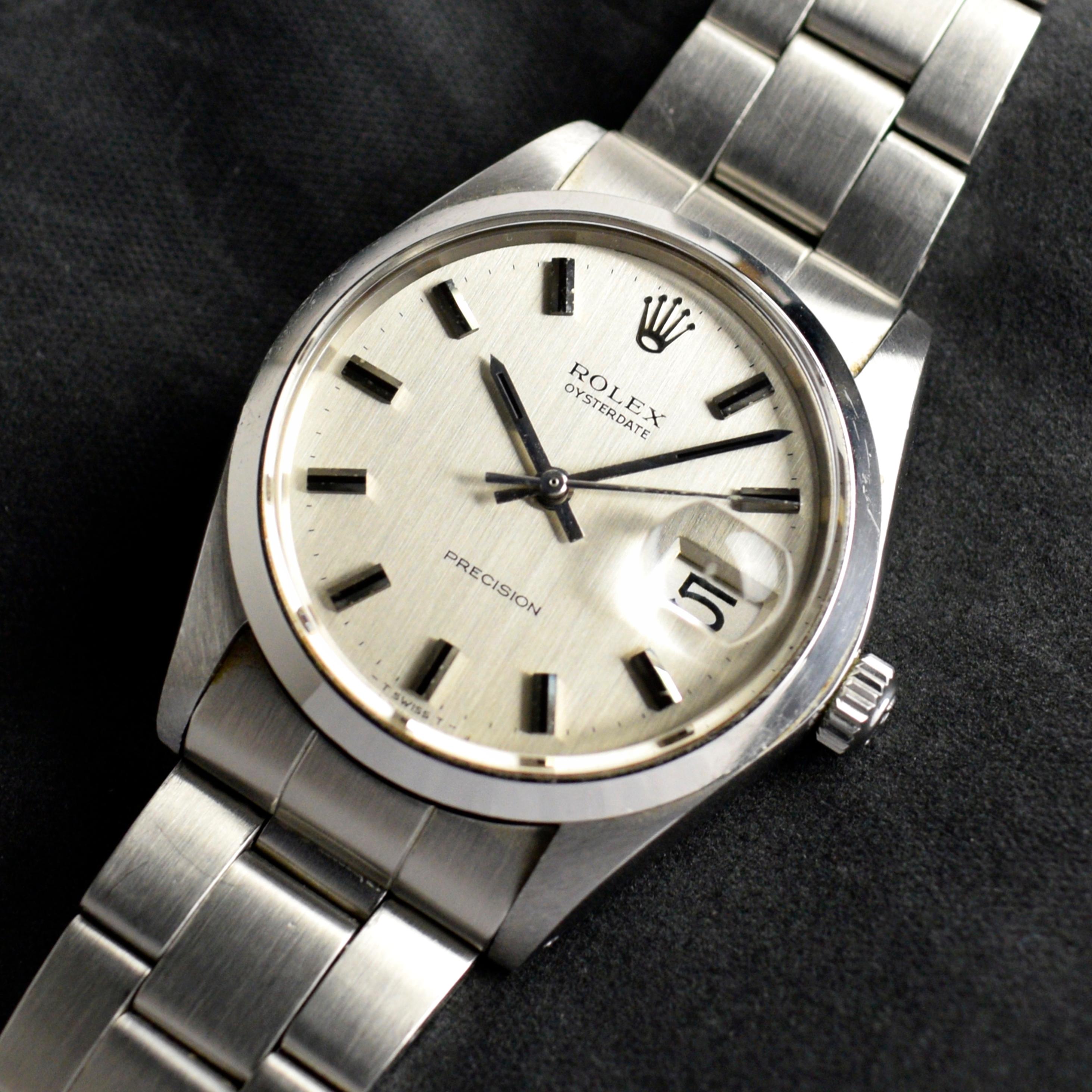 Marke: Vintage By Rolex
Modell: 6694
Jahr: 1971
Seriennummer: 29xxxxx
Referenz: C03581

Gehäuse: 34mm ohne Krone; Gebrauchsspuren mit leichter Politur von früher mit Innenboden gestempelt 6694 IV.71

Zifferblatt: Excellent Aged Condition Silber