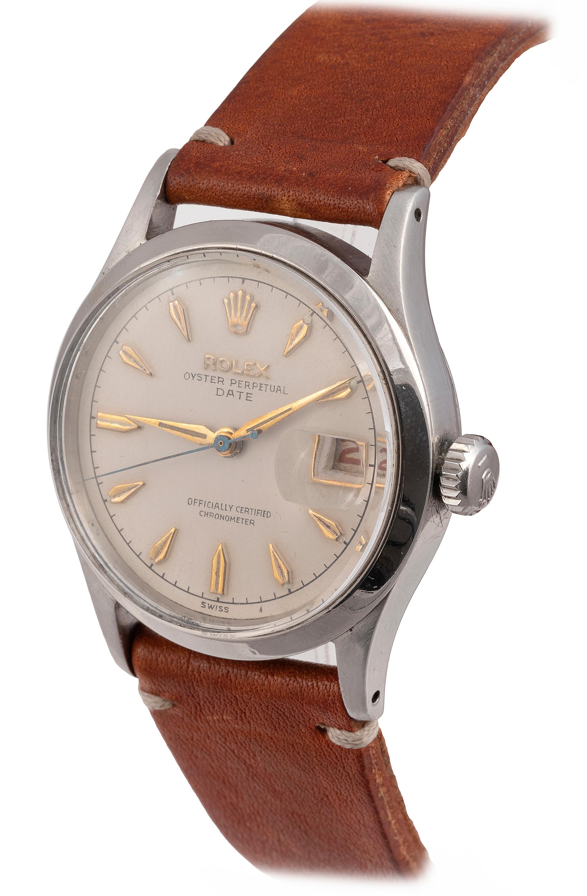 Movement manual winding, 1500 movement w/ date, acrylic crystal, red and black Roulette date wheel
Case stainless steel w/ smooth bezel (34mm)
Dial ivory w/ golf Arrowhead hour markers
Bracelet complimentary Brown Italian leather strap