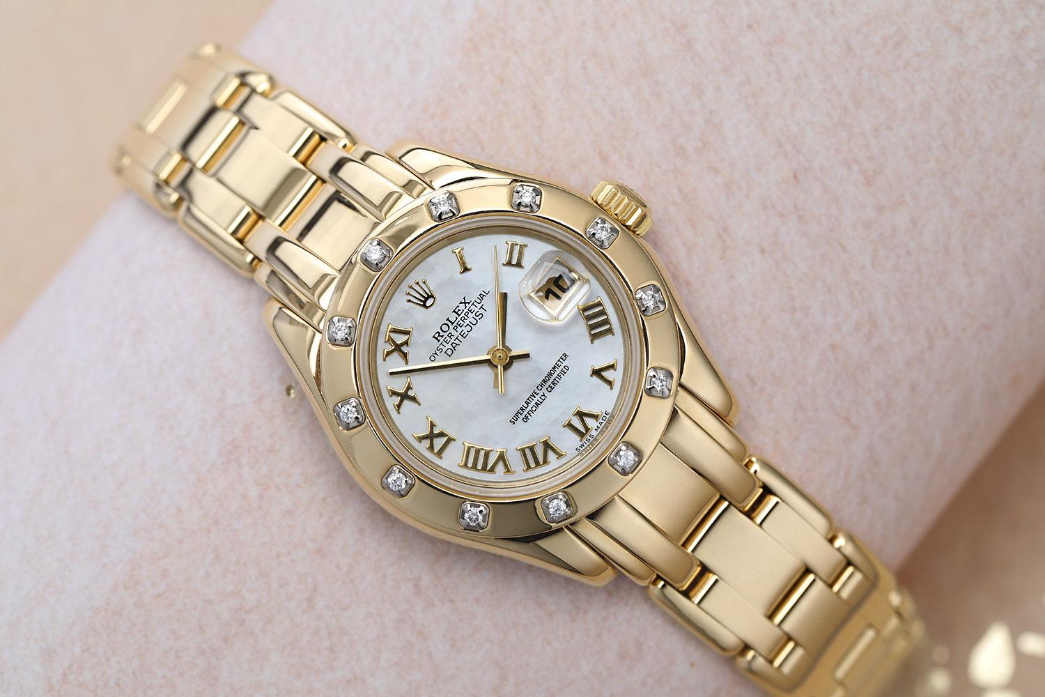 COMES WITH A ROLEX BOX, APPRAISAL CERTIFICATE VALIDATING AUTHENTICITY AND IN-HOUSE 1 YEAR MECHANICAL WARRANTY.
Yellow gold case with a yellow gold Rolex pearl master bracelet. Fixed yellow gold bezel set with diamonds. White mother of pearl dial