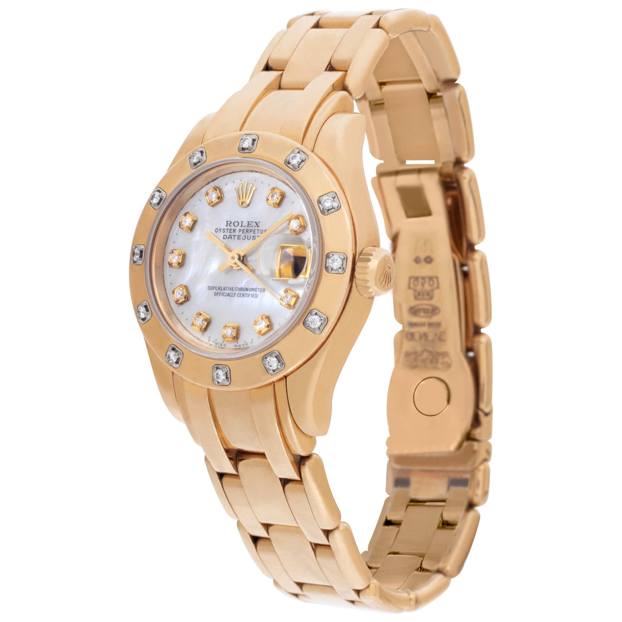 Rolex Pearlmaster in 18k Gelbgold mit individuellem Perlmutt-Diamant-Zifferblatt und originaler 12-Diamant-Lünette. Automatik mit Sekundenzeiger und Datum. 29 mm Gehäusegröße. Ca. 2001. Mit Schachtel und Papieren. Ref 80318. **Banküberweisung nur zu