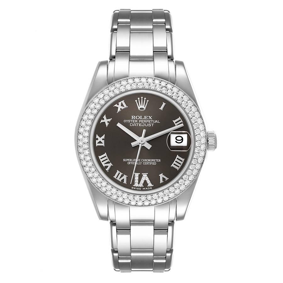 Rolex Pearlmaster 34 18k White Gold Diamond Dial Ladies Watch 81339 Box Card. Mouvement à remontage automatique officiellement certifié chronomètre. Boîtier en or blanc 18 carats d'un diamètre de 34,0 mm. Logo Rolex sur la couronne. Lunette en