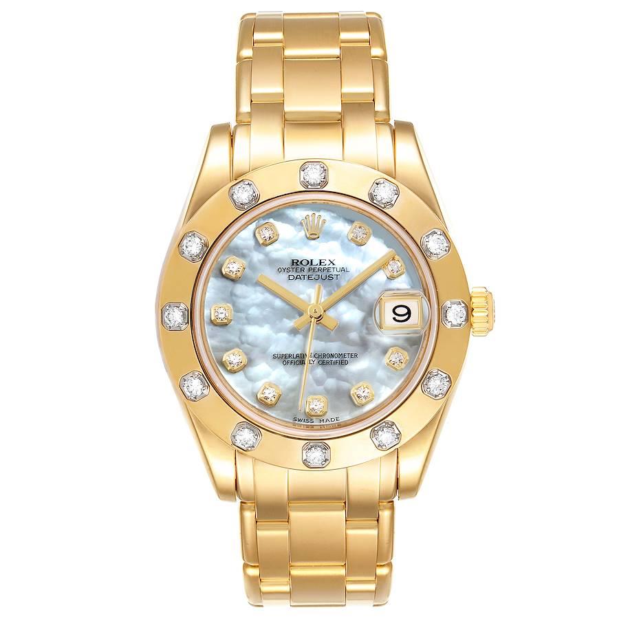 Rolex Pearlmaster 34mm Midsize Gelbgold MOP Diamant Damenuhr 81318. Offiziell zertifiziertes Chronometerwerk mit automatischem Aufzug und Datumsschnellverstellung. oyster-Gehäuse aus 18 Karat Gelbgold mit einem Durchmesser von 34,0 mm. Rolex-Logo