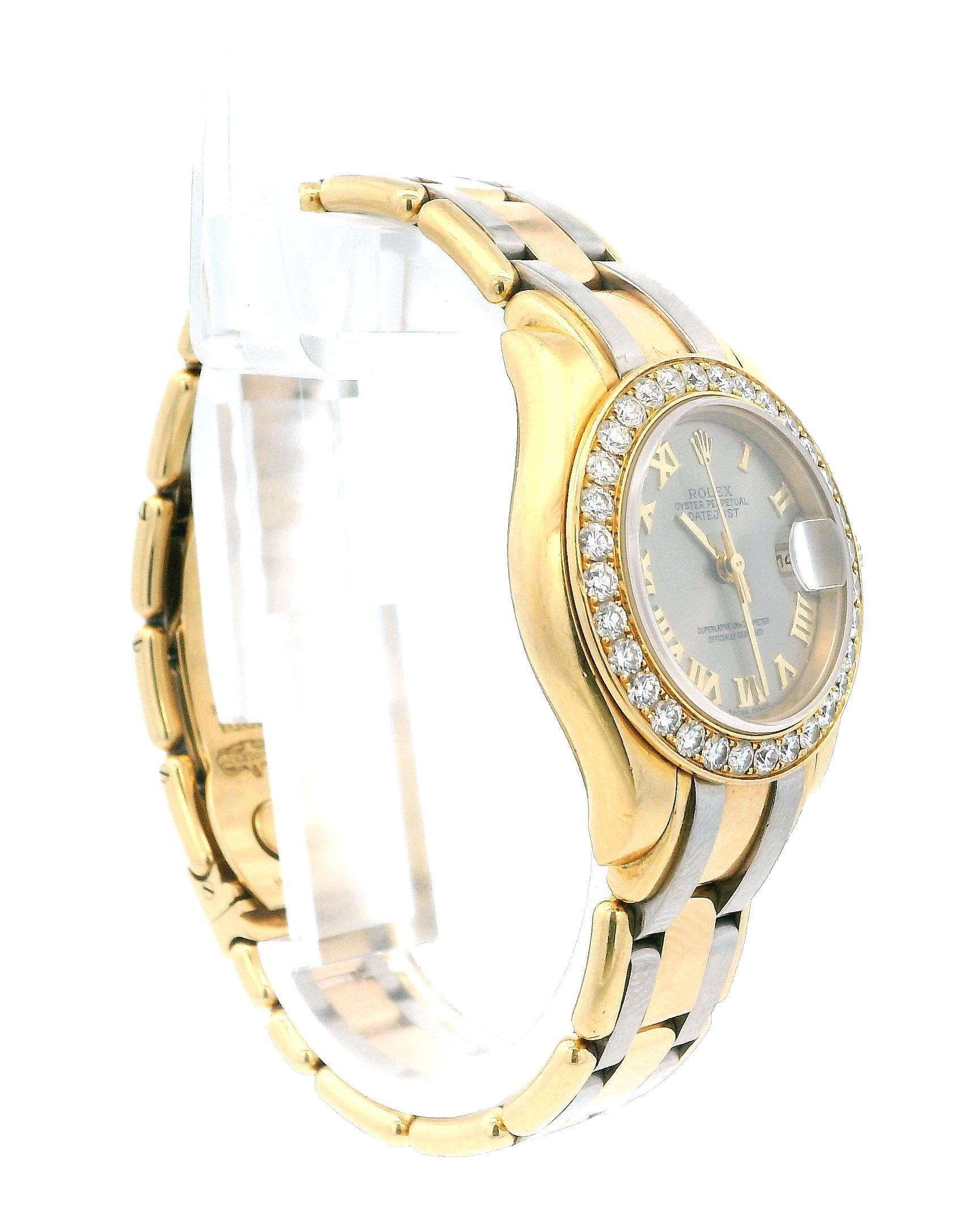 Este reloj de lujo presenta una caja de oro amarillo de 18 quilates y un brazalete Rolex Pearlmaster de oro amarillo, blanco y rosa de 18 quilates, complementados con un bisel fijo engastado con diamantes. La esfera gris presenta agujas de tono