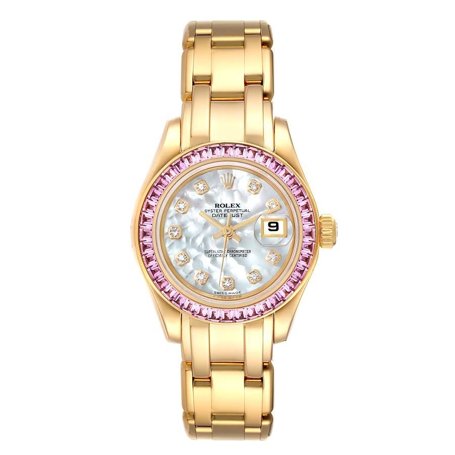 Rolex Pearlmaster Gelbgold MOP Diamond Pink Sapphire Damenuhr 80308. Offiziell zertifiziertes Chronometerwerk mit automatischem Aufzug. Oyster-Gehäuse aus 18 Karat Gelbgold mit einem Durchmesser von 29,0 mm. Rolex Logo auf der Krone. 18k Gelbgold