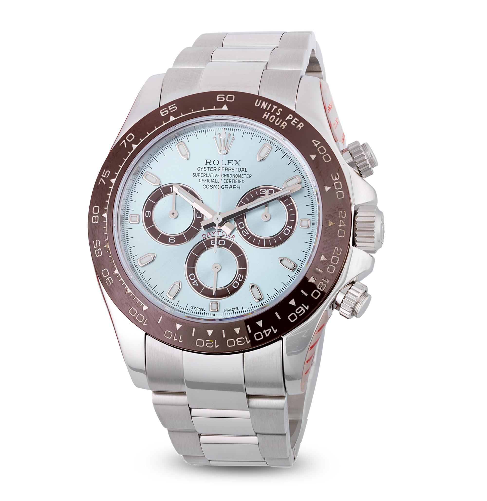 Questo Rolex Cosmograph Daytona in platino è un modello iconico dell'illustre orologiaio. Il Rolex Cosmograph Daytona è un orologio da polso cronografo meccanico progettato per misurare il tempo trascorso e calcolare la velocità media. Il suo nome