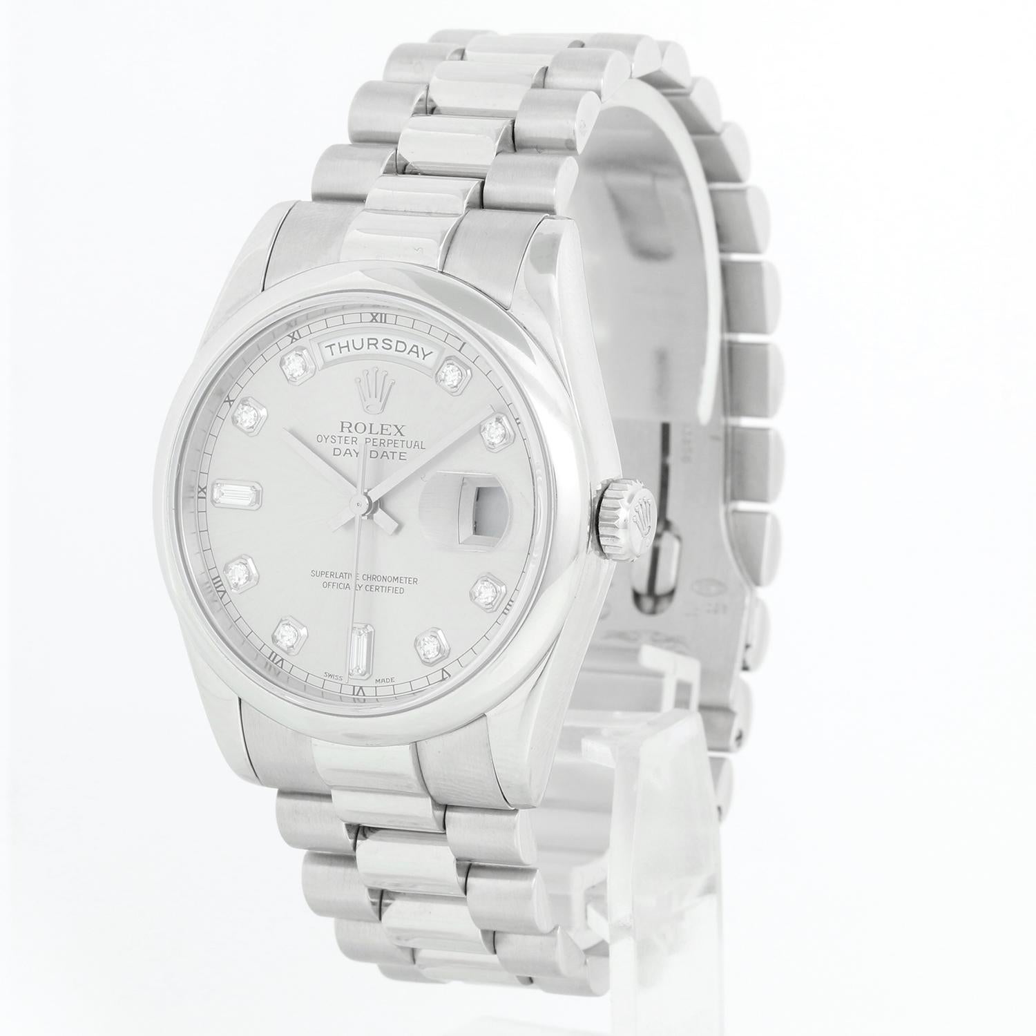 Rolex Platino Presidente  Reloj de caballero Day-Date 118206 - Cuerda automática, 31 rubíes, Quickset, cristal de zafiro. Caja de platino con bisel liso . Esfera de diamantes plateados con 8 índices redondos y dos de diamantes baguette. Pulsera
