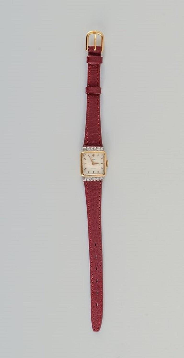Rolex, Precision. 18-carat gold ladies' wristwatch set with twelve diamonds.
Approx. 1940/50s.
Burgundy leather strap.
Total length with strap 20.0 cm.
Disc: W 17 mm. H 22 mm.
In good and well-maintained condition with minor signs of use.
The watch