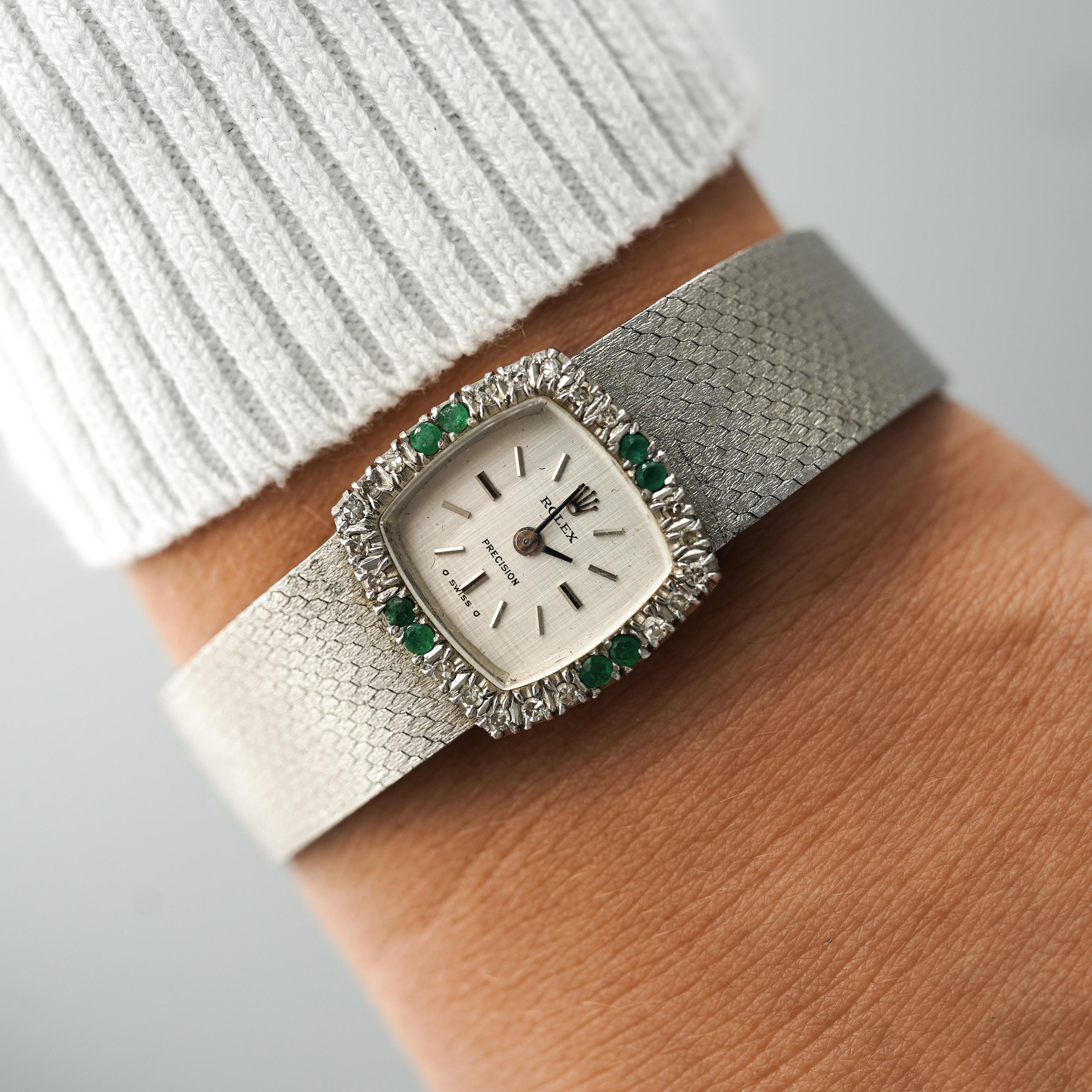 Reloj Rolex Vintage Precision de oro blanco de 18 quilates con bisel de diamantes esmeralda - brazalete integral

Reloj Rolex Precision vintage de cuerda manual, de oro blanco de 18 quilates, con caja en forma de cojín y bisel de esmeraldas y