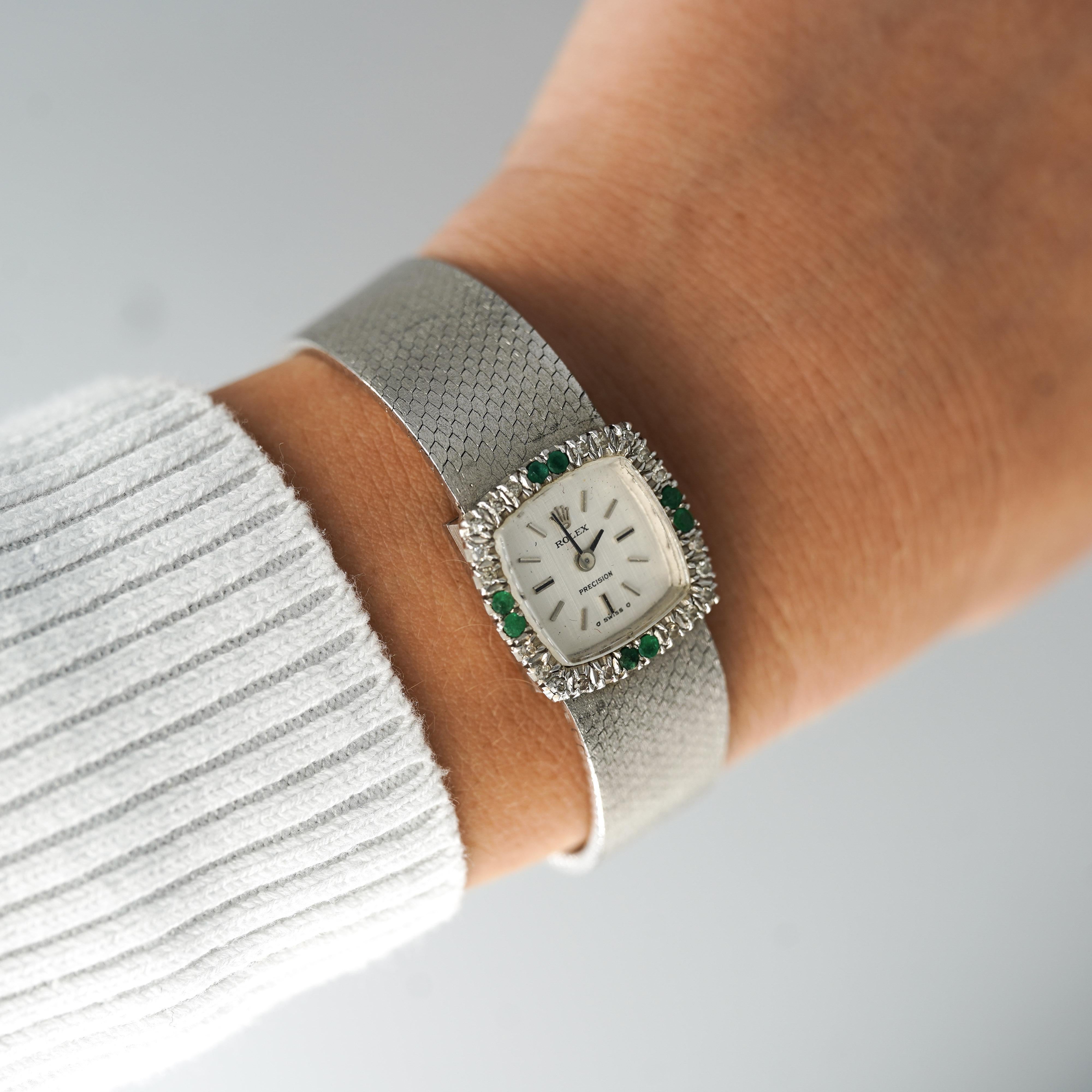 Reloj Rolex de precisión con bisel de esmeraldas y diamantes en oro blanco de 18 quilates y brazalete esmerilado Contemporáneo en venta