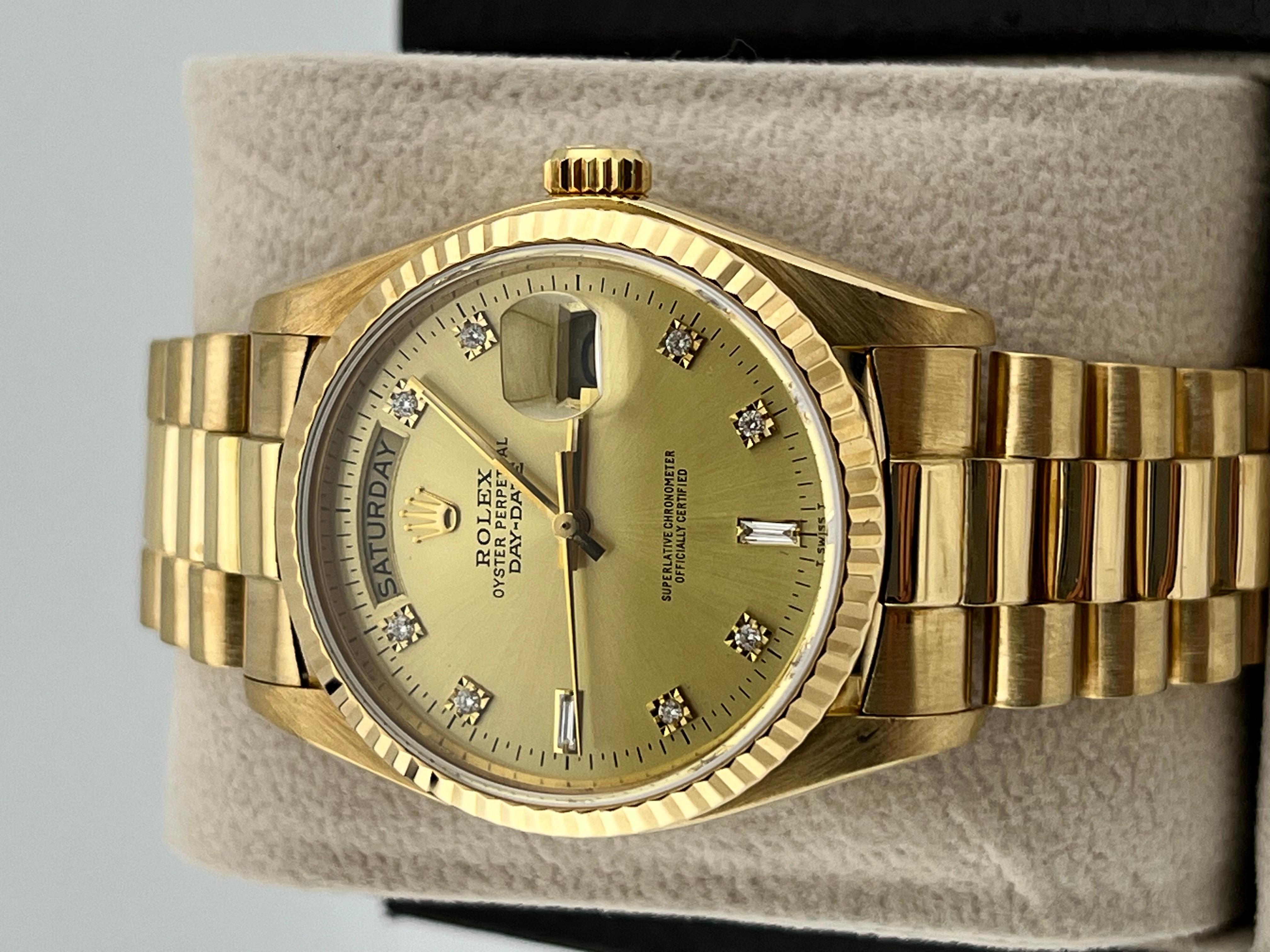 Stil Nummer: 18038
Seriennummer: 6311***
Jahr: 1979
Modell: President Day Datum 
MATERIAL des Gehäuses: 18K Gelbgold Gehäuse
Band: Custom Band 18K Gelbgold 
Lünette: 18K Gelbgold Lünette 
Zifferblatt: Individuelles Champagner-Diamant-Zifferblatt