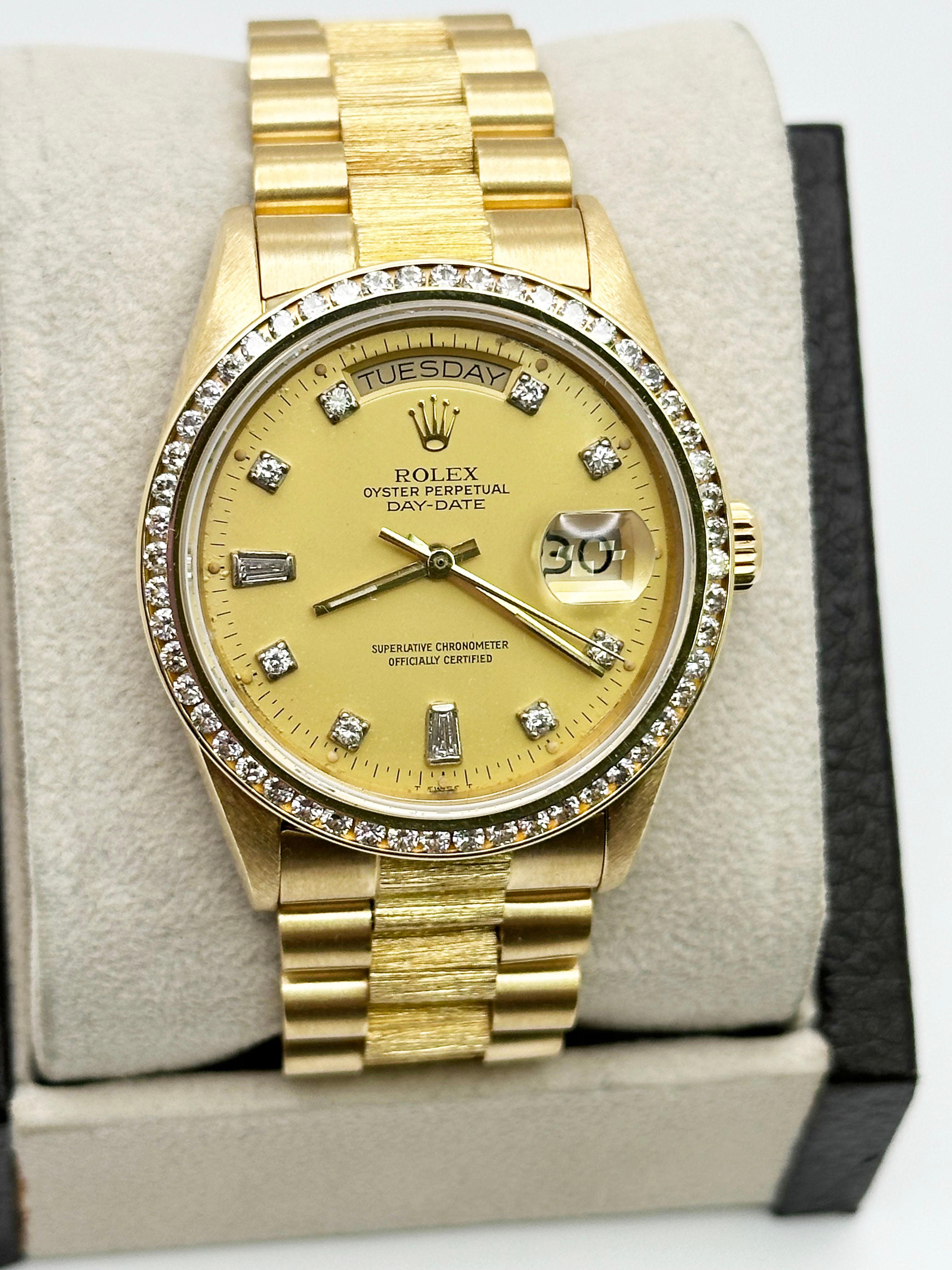 Stilnummer: 18078



Seriennummer: 9748***



Jahr: 1987

 

Modell: Rolex Präsident Day Date

 

MATERIAL des Gehäuses: 18K Gelbgold 

 

Band: 18K Gelbgold 

 

Lünette: Kundenspezifische Diamantlünette 

 

Zifferblatt: Individuelles