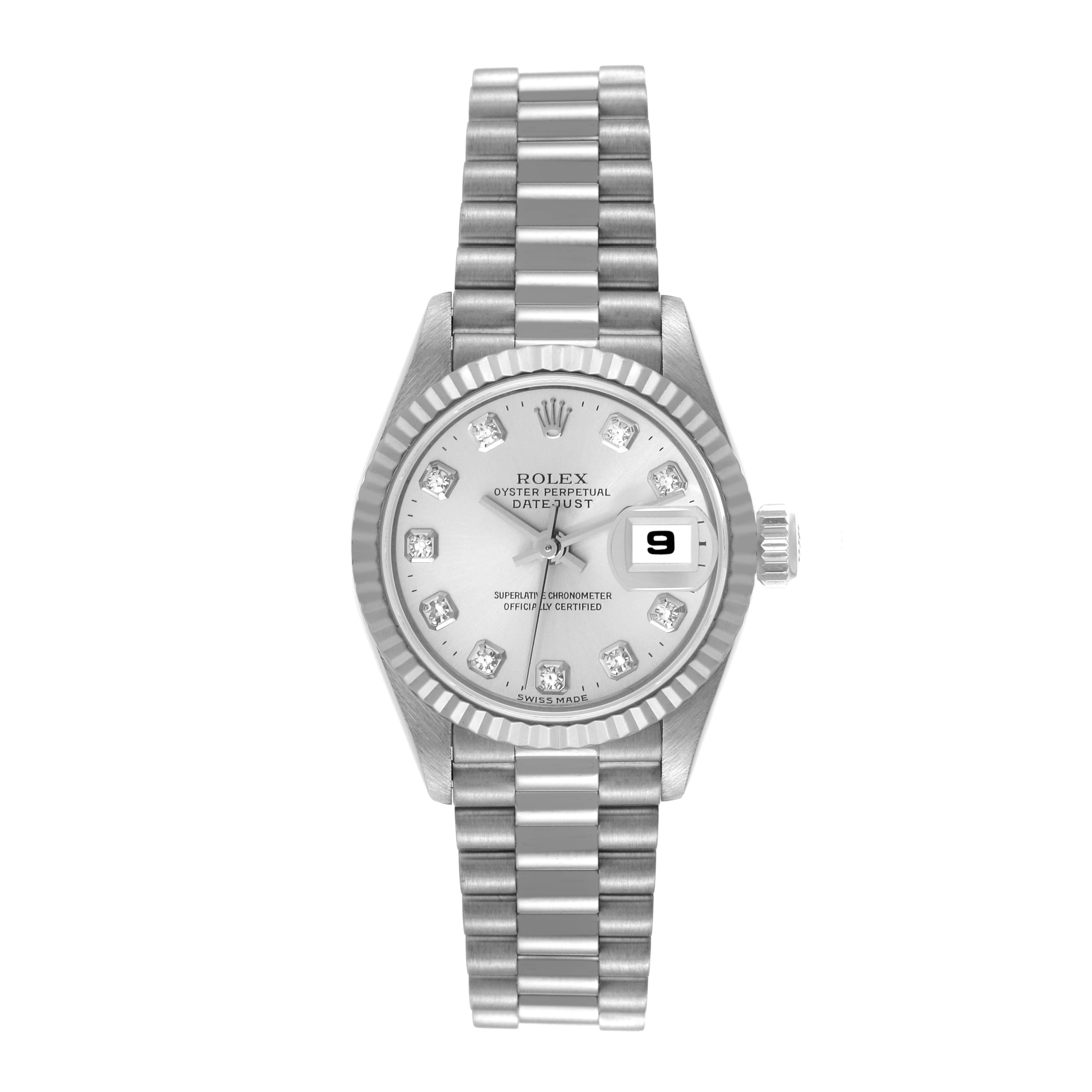 Rolex President Datejust 26 White Gold Diamond Dial Ladies Watch 69179. Mouvement à remontage automatique officiellement certifié chronomètre. Boîtier en or blanc 18 carats de 26,0 mm de diamètre. Logo Rolex sur une couronne. Lunette cannelée en or