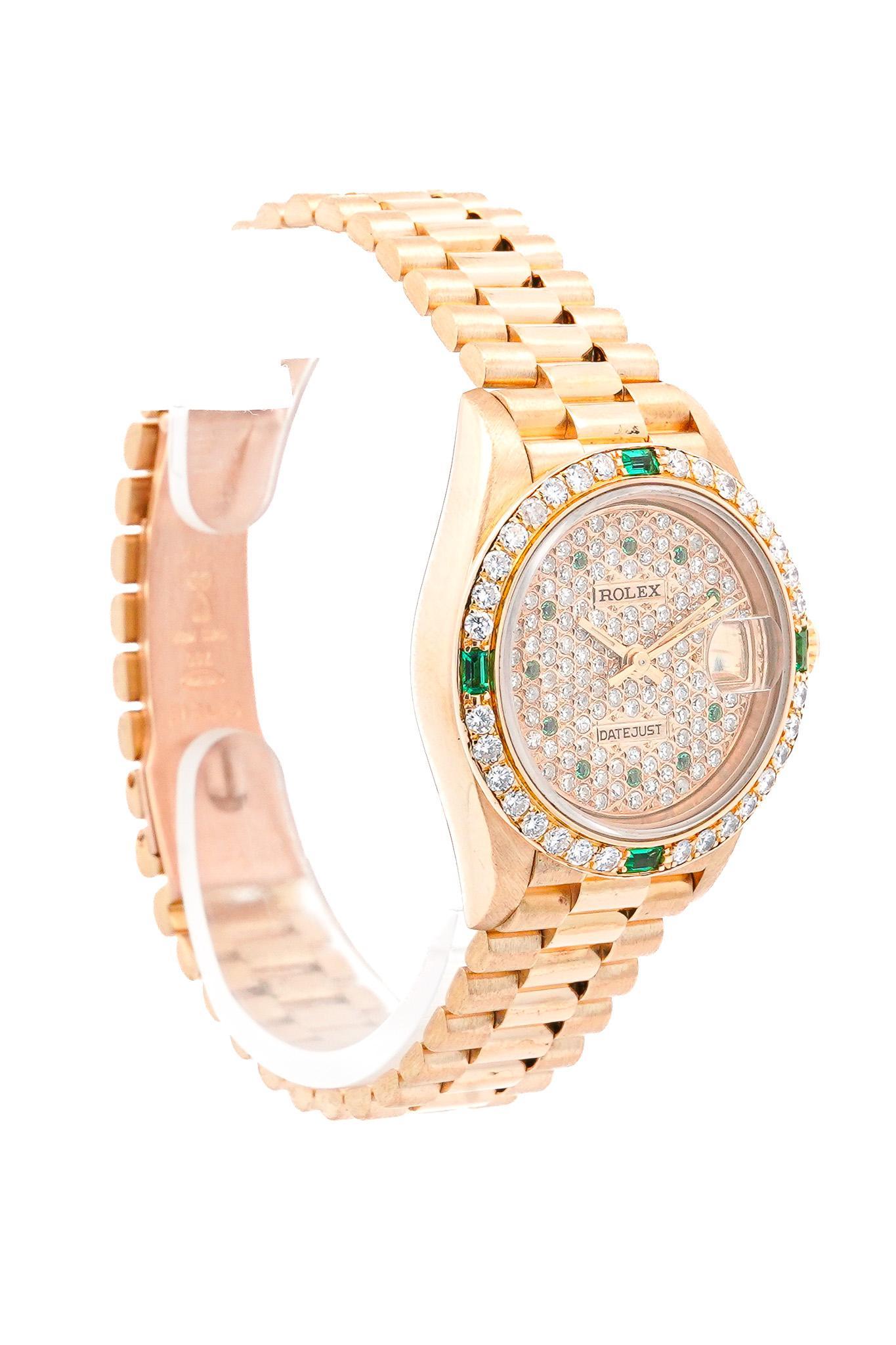 Rolex President Datejust 26mm Ladies Ref. 69178 Montre-bracelet en or jaune 18 carats avec lunette et cadran en diamants et émeraudes. 

Serti de pierres précieuses et d'une lunette de rechange. Toutes les autres pièces sont d'origine Rolex. Livrée