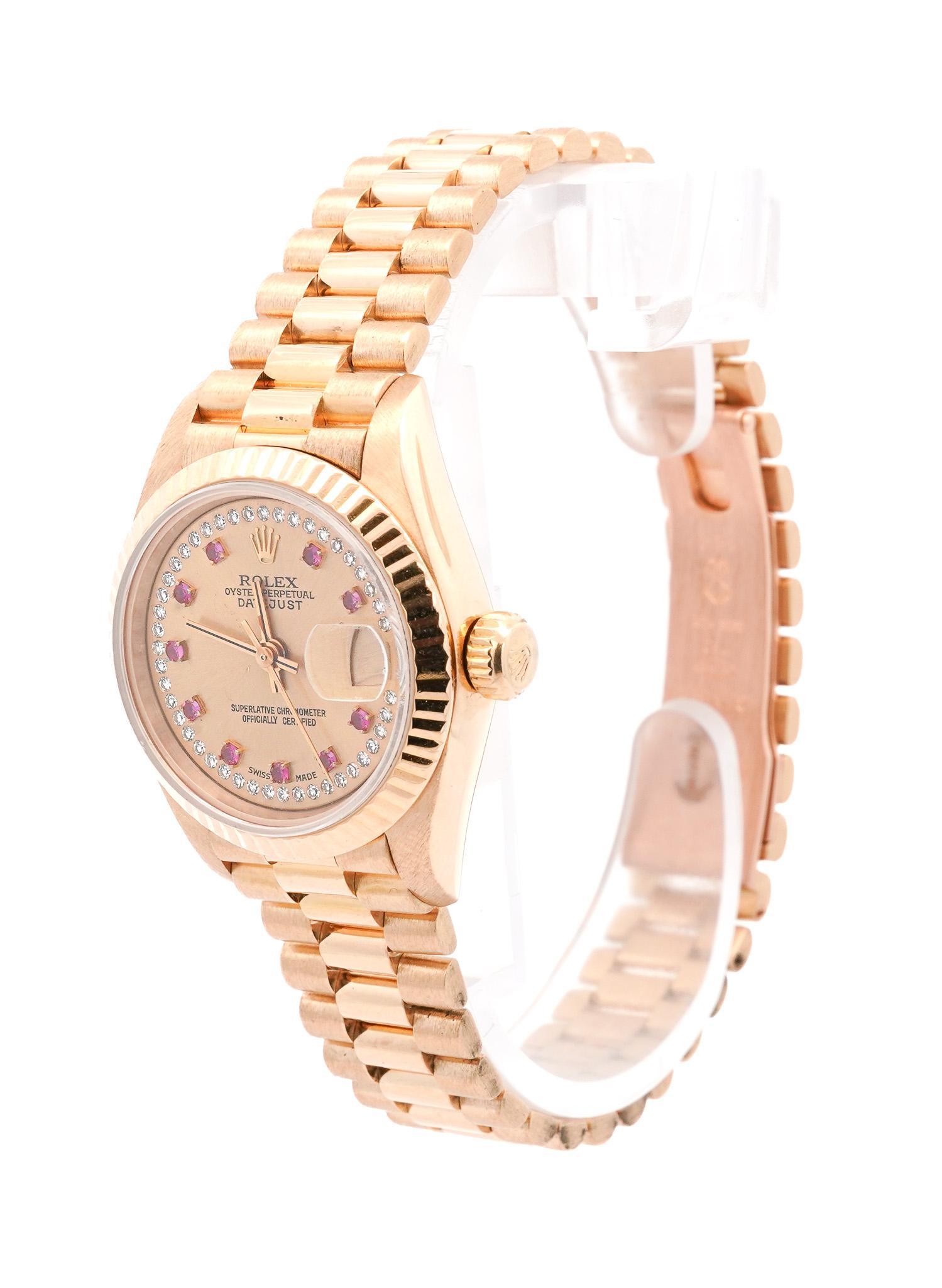 Rolex President Oyster Perpetual Datejust 69178 quadrante con rubini e diamanti in oro giallo 18 carati. 

Lunetta scanalata con indici di diamanti e rubini. Completo di scatola originale Rolex. Logo Rolex su una corona. Calendario a ore 3. Data