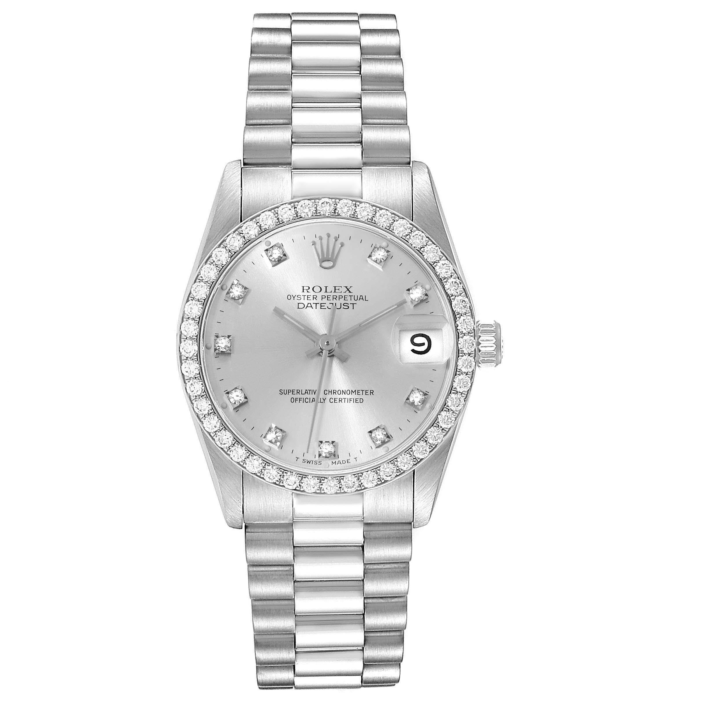 Rolex President Datejust Midsize White Gold Diamond Ladies Watch 68289. Mouvement automatique à remontage automatique, officiellement certifié chronomètre. Boîtier oyster en or blanc 18k de 31,0 mm de diamètre. Logo Rolex sur une couronne. Lunette