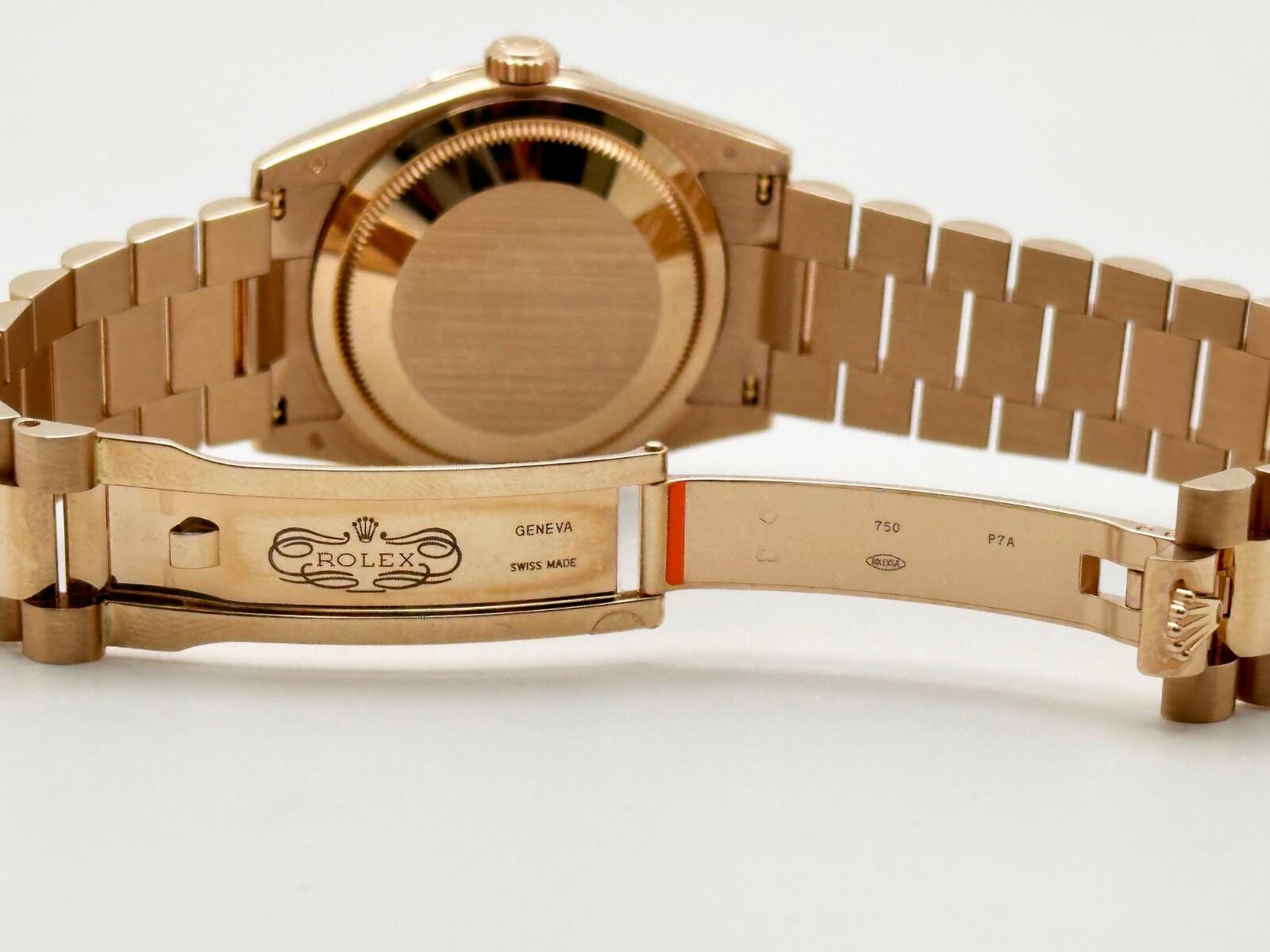 Numero di stile: 118235



Seriale: 75RF3***



Anno: 2010-2019

 

Model: Rolex President Day Date 

 

Materiale della cassa: oro rosa 18 carati 

 

Fascia: oro rosa 18 carati 

  

Lunetta: oro rosa 18 carati 

  

Quadrante: Diamante cioccolato