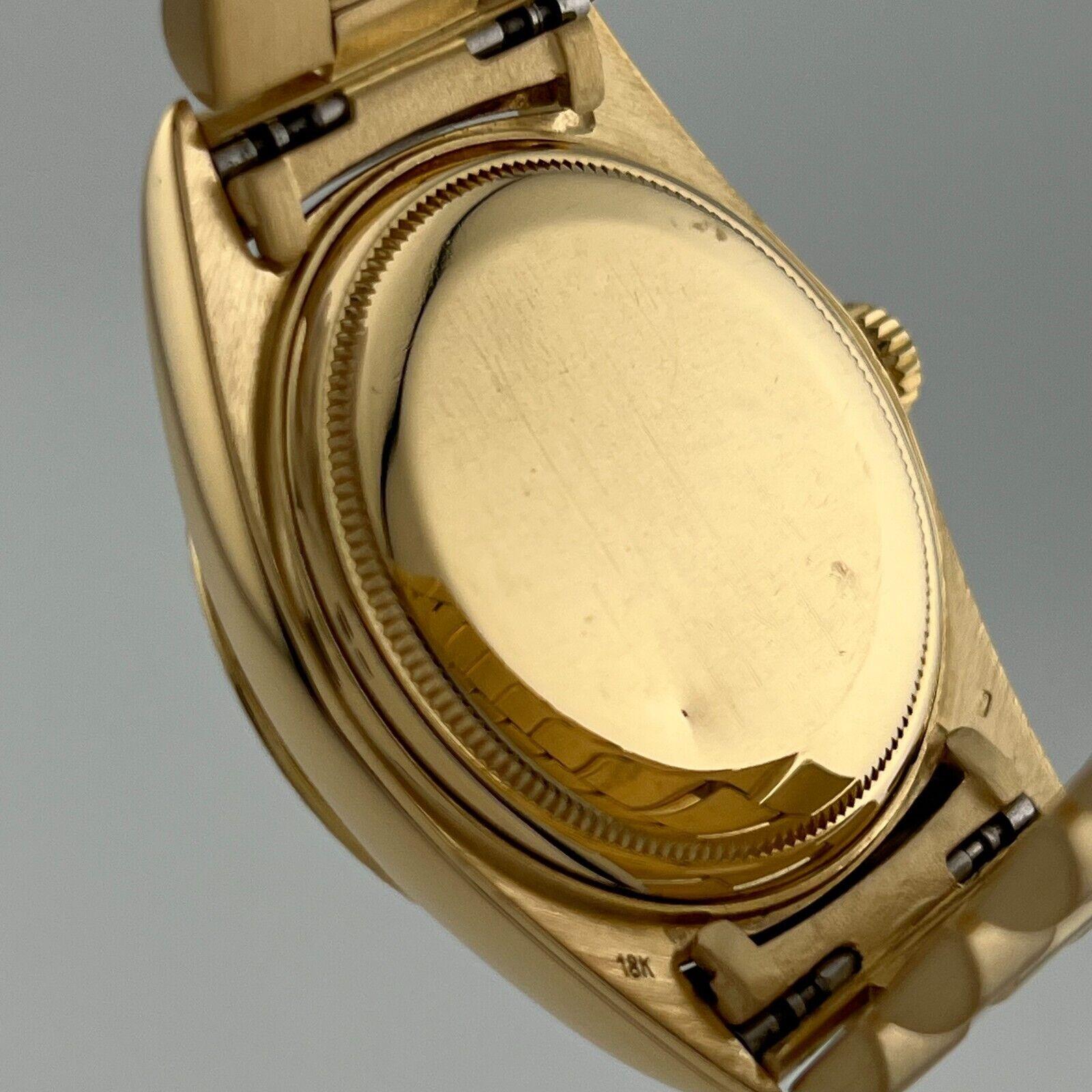 Stil Nummer: 1803



Seriennummer: 2350***



Jahr: 1970

 

Modell: Rolex Präsident Day Date

 

MATERIAL des Gehäuses: 18K Gelbgold 

 

Band: 18K Gelbgold 

 

Lünette: 18K Gelbgold 

 

Zifferblatt: Champagner Zifferblatt 

 

Gesicht: Acryl 

