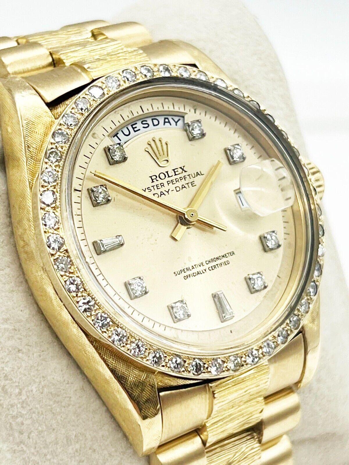 Stil Nummer: 1803 

Seriennummer: 3957***

Jahr: 1974

Modell: Day Date Präsident 

MATERIAL des Gehäuses: 18K Gelbgold 

Band: 18K Gelbgold, Rinde Finish

Lünette: Aftermarket Diamant-Lünette 

Zifferblatt: Refinished Diamond Zifferblatt 

Gesicht: