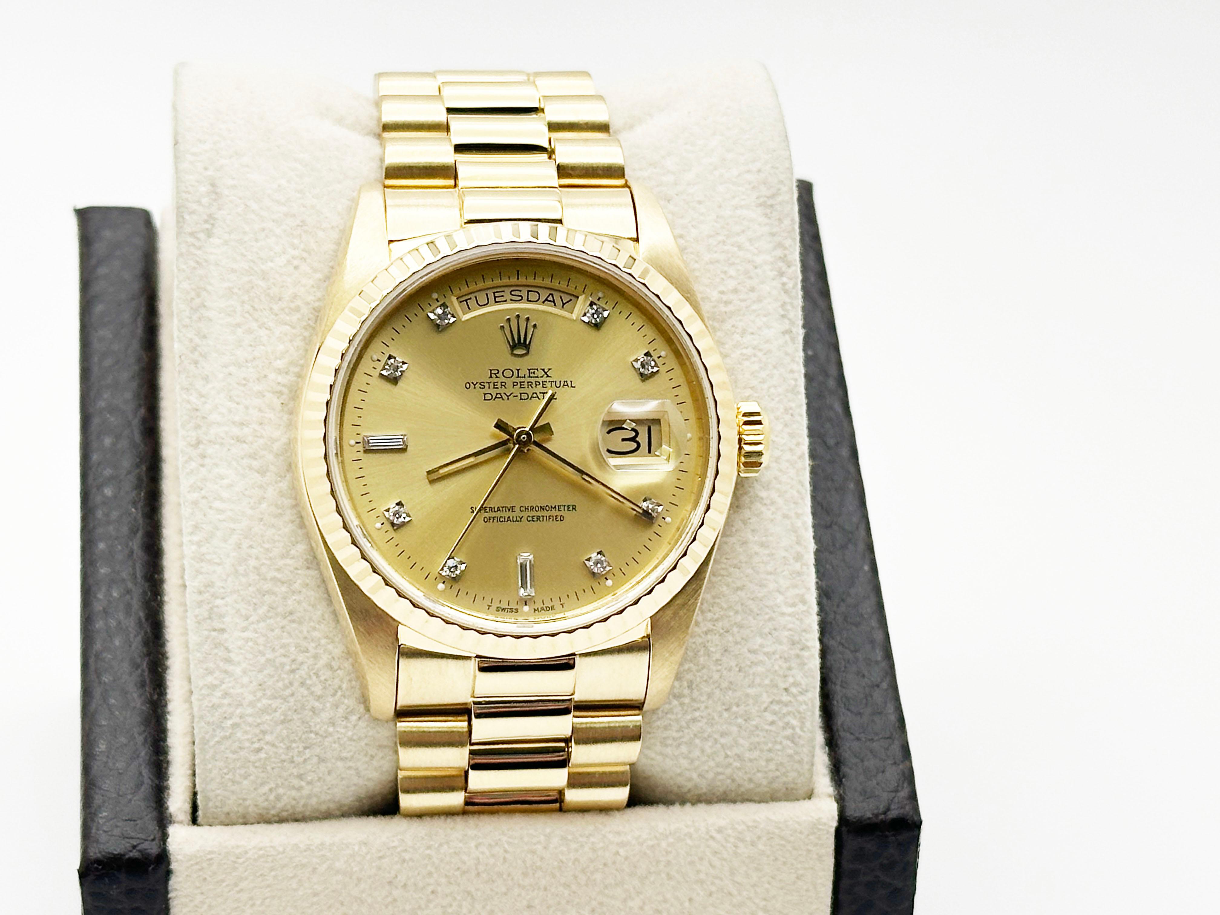 Stil Nummer: 18038



Seriennummer: 8491***



Jahr: 1984

 

Modell: Rolex Präsident Day Date 

 

MATERIAL des Gehäuses: 18K Gelbgold 

 

Band: 18K Gelbgold 

  

Lünette: 18K Gelbgold geriffelt

  

Zifferblatt: Fabrik Champagner Diamant