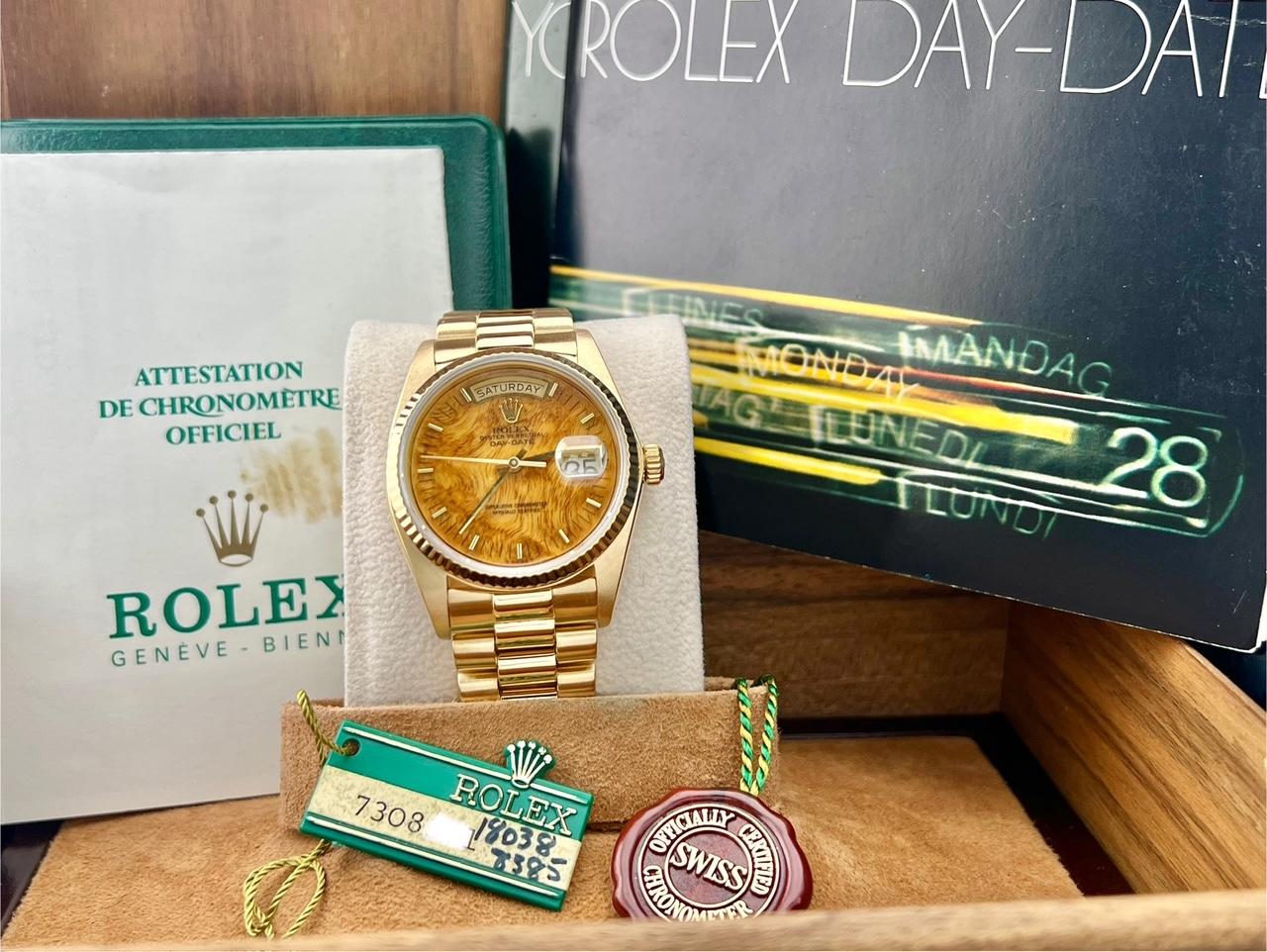 Numero di stile: 18038

Seriale: 7308***

Anno: 1983

Model: Rolex Presidente Day-Date

Materiale della cassa: Oro giallo 18 carati

Fascia: oro giallo 18 carati

Lunetta: oro giallo 18 carati

Quadrante: Quadrante Wood originale di fabbrica

Volto: