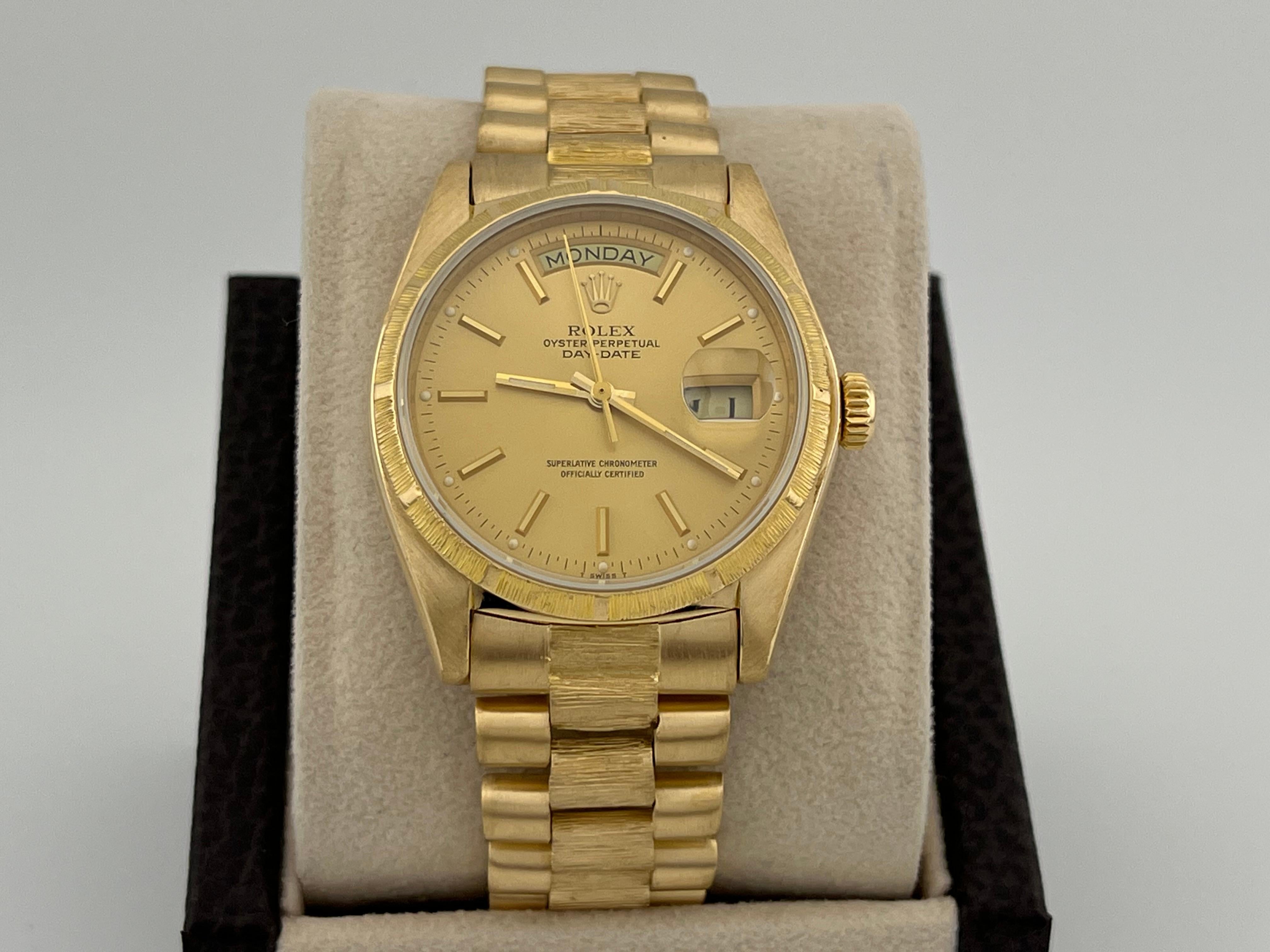 Numéro de style : 18078



Série : 615****



Année : 1979

 

Modèle : Rolex President Day-Date

 

Matériau du boîtier : Or jaune 18k 

 

Bande : or jaune 18k 

  

Lunette : or jaune 18k 

  

Cadran : Champagne 

 

Cristal : Saphir 

 

Taille