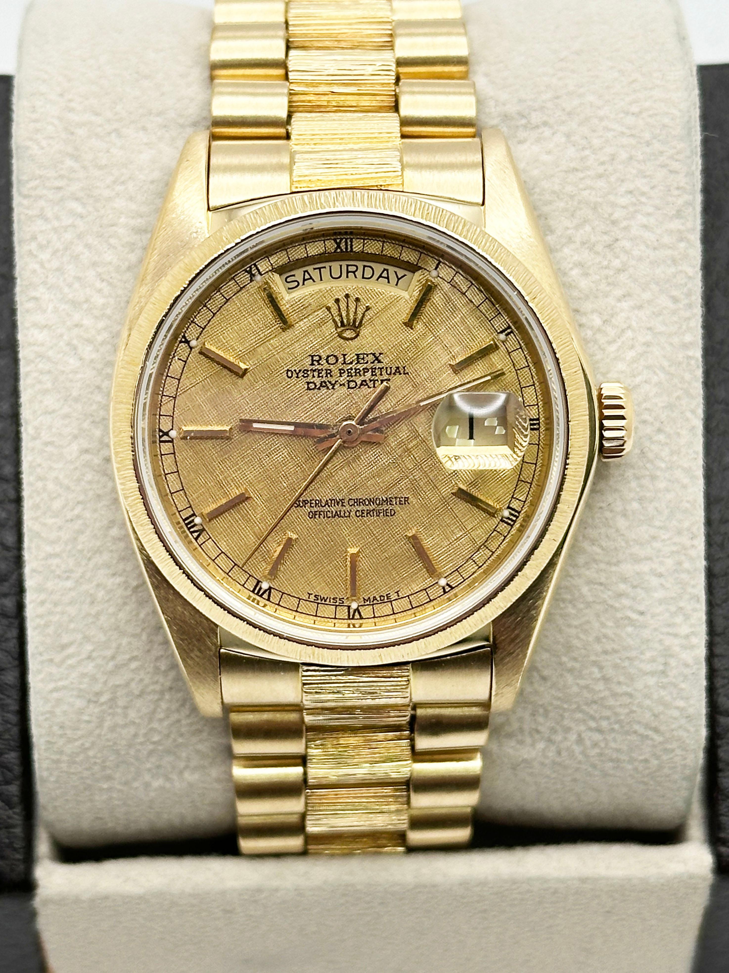Stilnummer: 18078



Seriennummer: 5819***



Jahr: 1979

 

Modell: President Day Datum 

 

MATERIAL des Gehäuses: 18K Gelbgold

 

Band: 18K Gelbgold

 

Lünette: 18K Gelbgold

 

Zifferblatt: Champagner Leinen Zifferblatt

 

Gesicht: Saphirglas