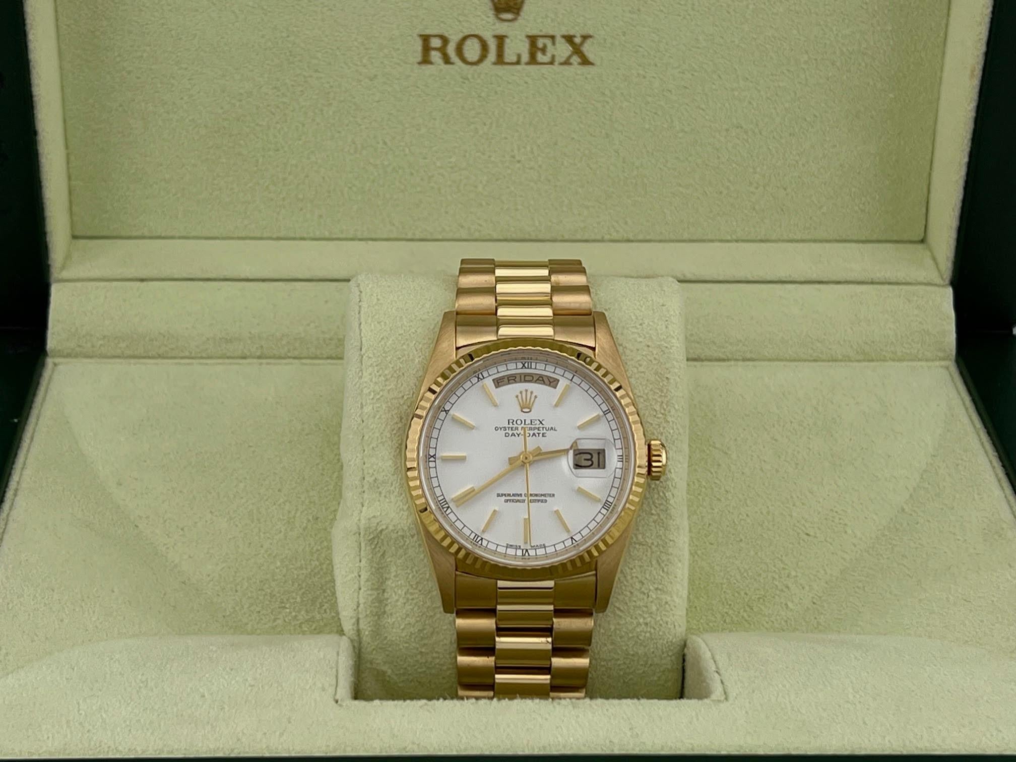 Numéro de style : 18238



Série : W40****



Année : 1995

 

Modèle : Rolex Day Date President

 

Matériau du boîtier : Or jaune 18k

 

Bande : or jaune 18k Président

  

Lunette : or jaune 18k cannelé 

  

Cadran : Cadran à index blanc


