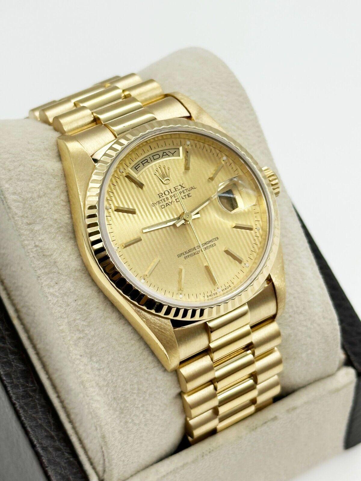 Stil Nummer: 18238

Seriennummer: E328***

Jahr: 1990 

Modell: President Day Datum 

MATERIAL des Gehäuses: 18K Gelbgold 

Band: 18K Gelbgold 

Lünette: 18K Gelbgold 

Zifferblatt: Champagner Wandteppich Zifferblatt  

Gesicht: Saphirglas 