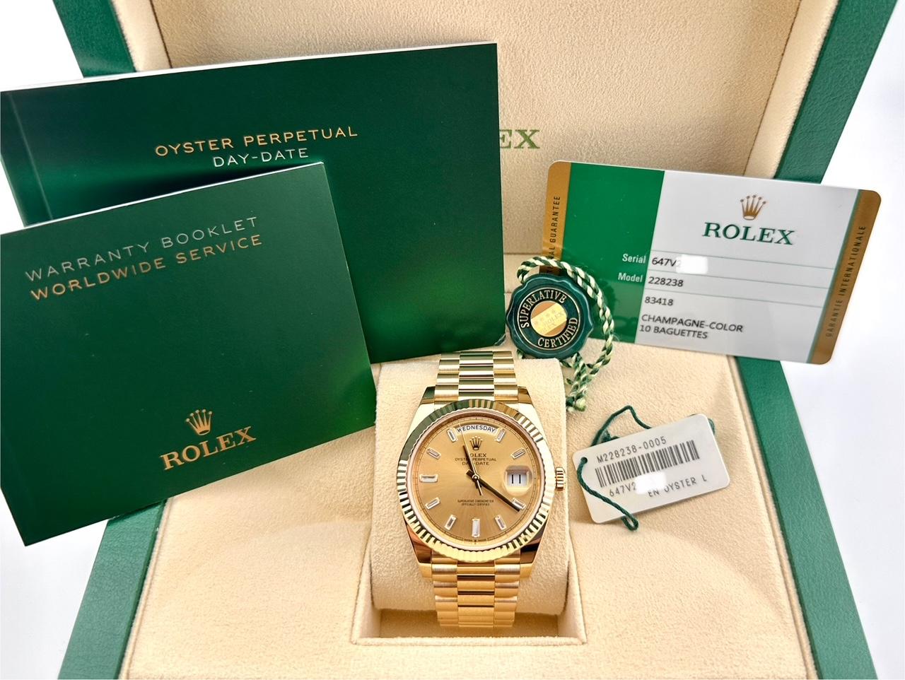 Stilnummer: 228238



Seriennummer: 647V2***



Jahr: 2019



Modell: Rolex Präsident Day-Date



MATERIAL des Gehäuses: 18K Gelbgold



Band: 18K Gelbgold



Lünette: 18K Gelbgold



Zifferblatt: Fabrik Original Baguette Diamant